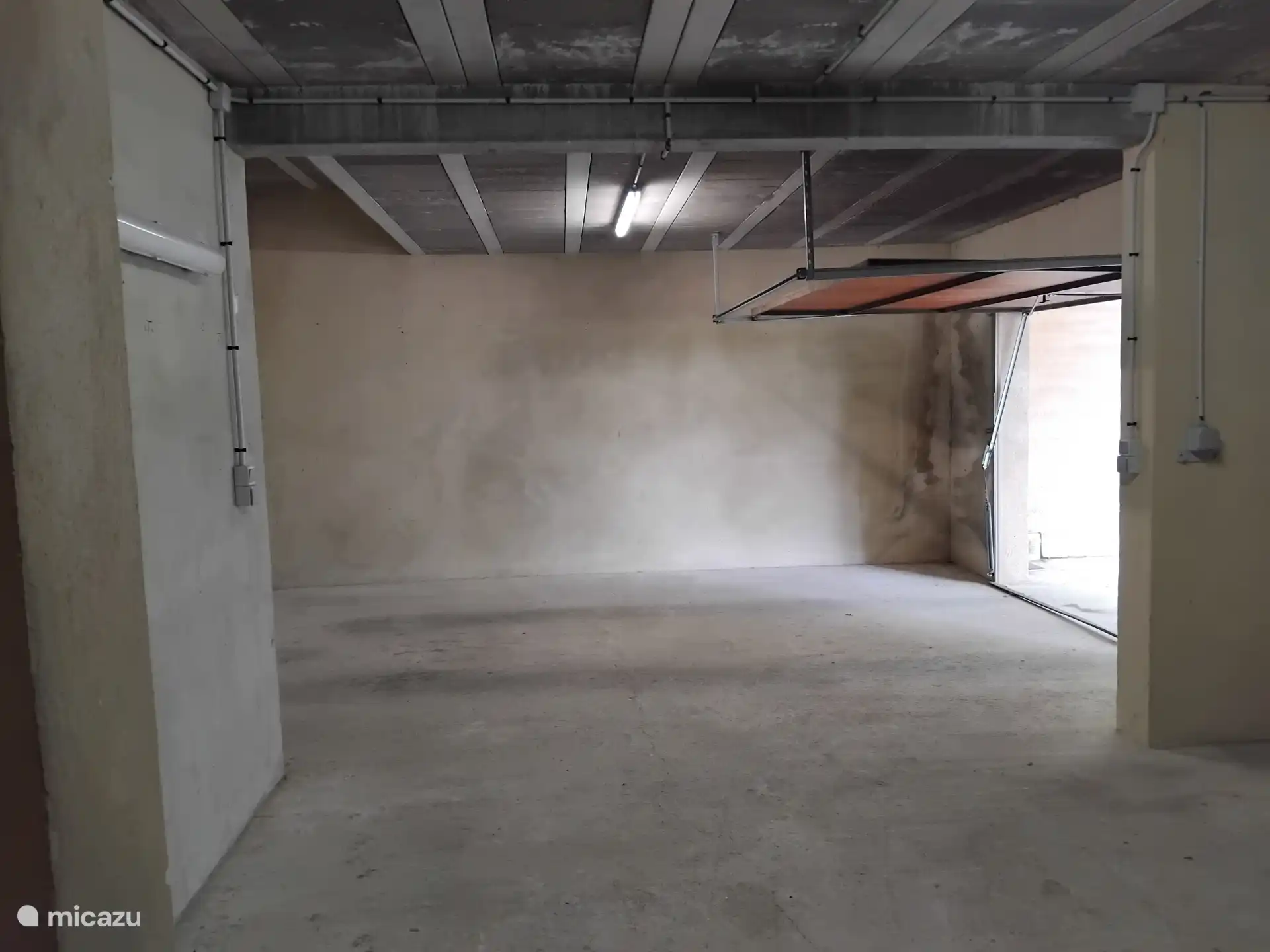Garaje en el sótano con enchufe para coches eléctricos