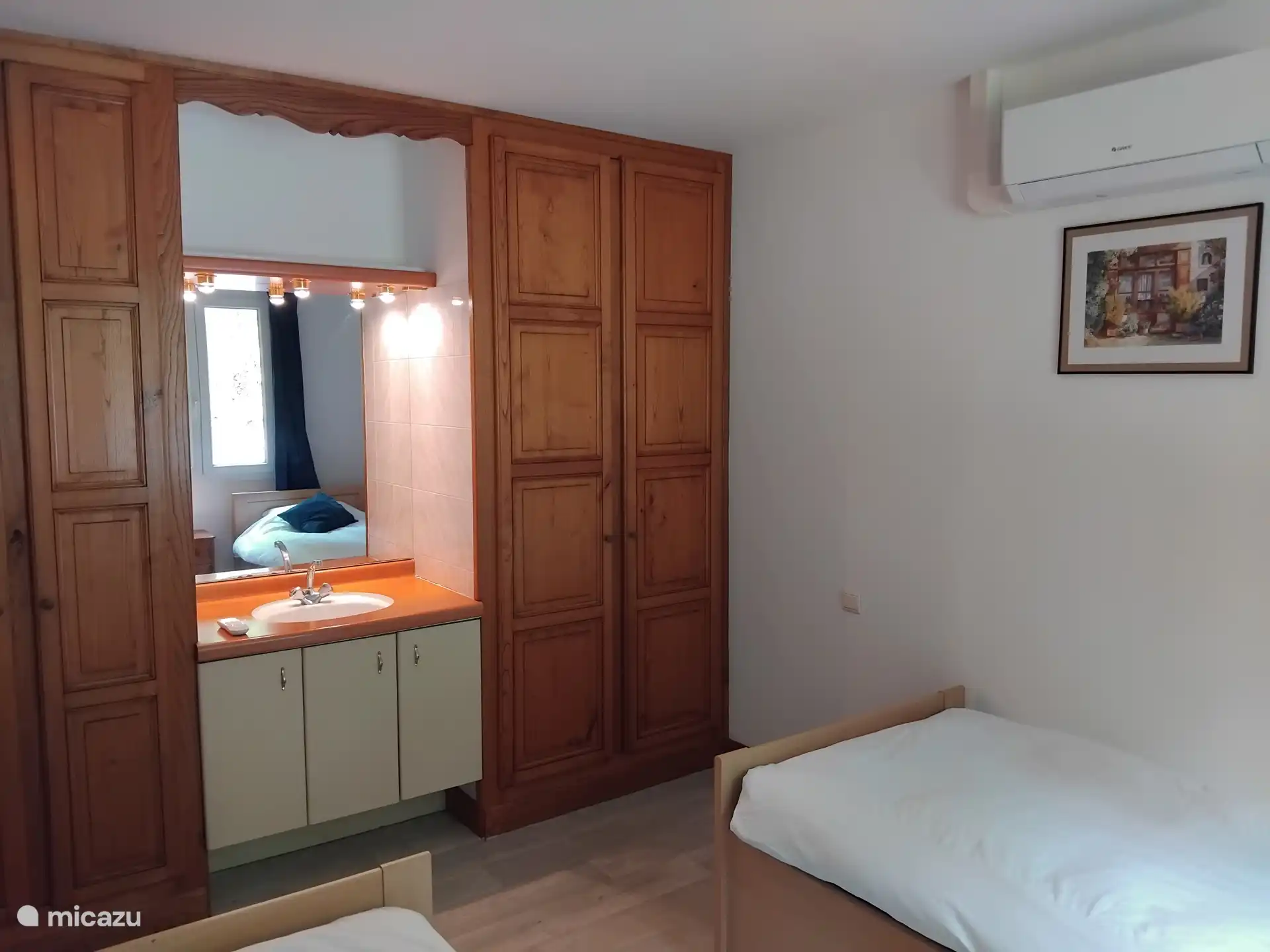 Dormitorio 1 con armarios empotrados y lavabo