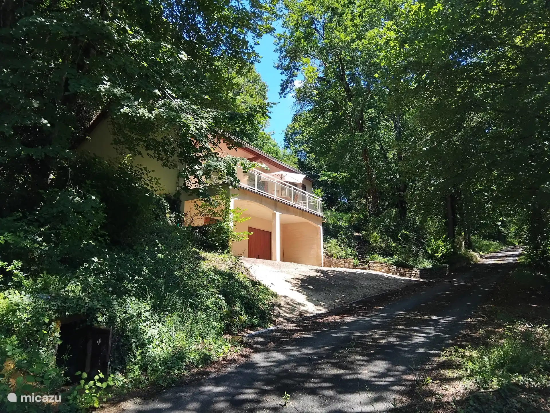 Vista desde el pequeño camino forestal, en la parte inferior izquierda de la fuente (La Source)
