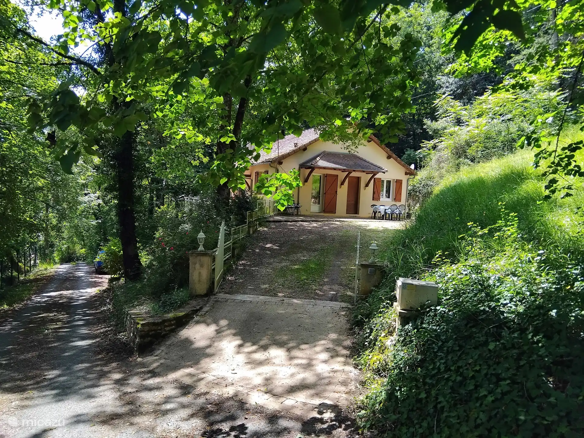 Frente con entrada desde el pequeño camino forestal