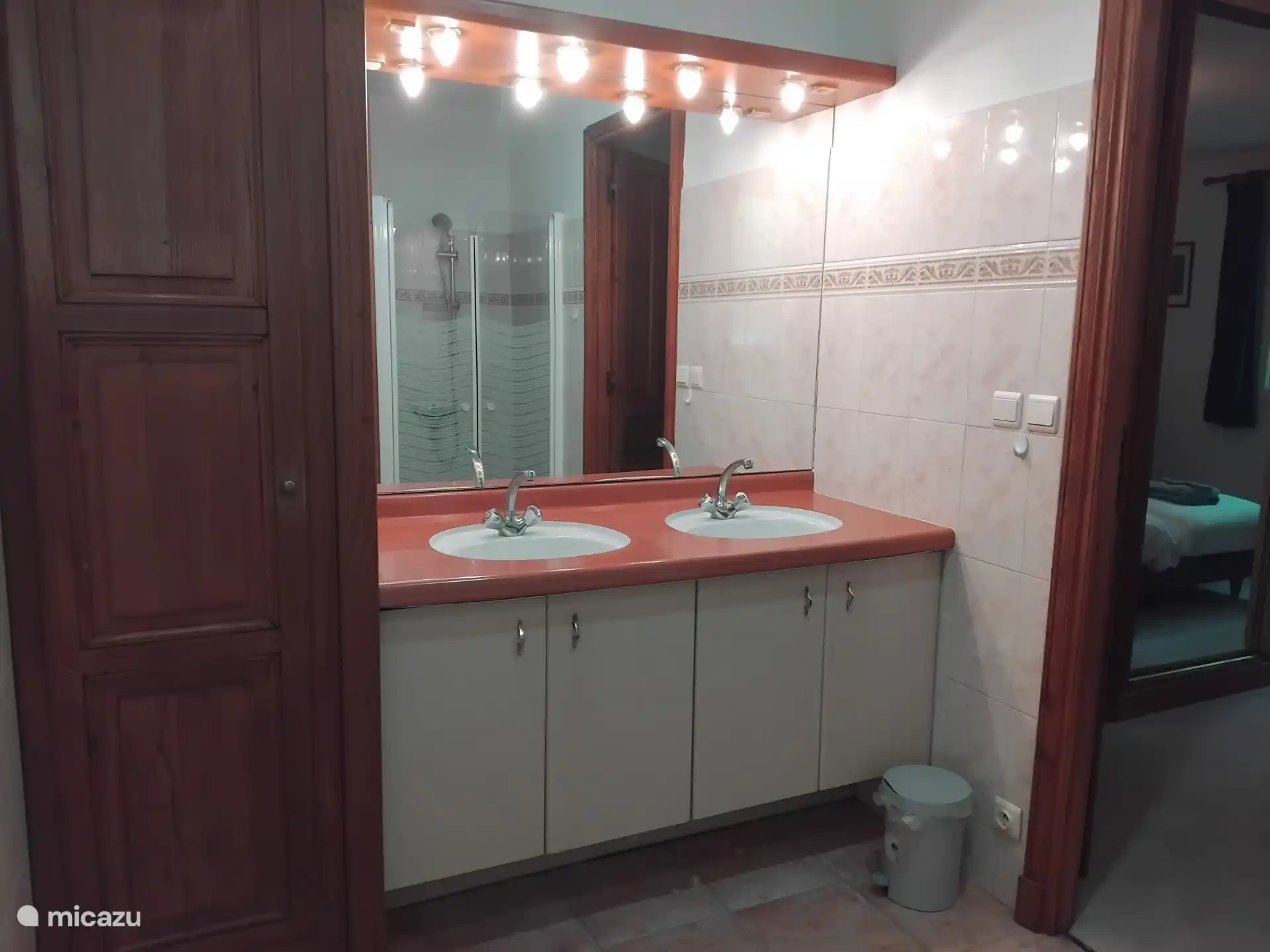 Baño con lavabo doble