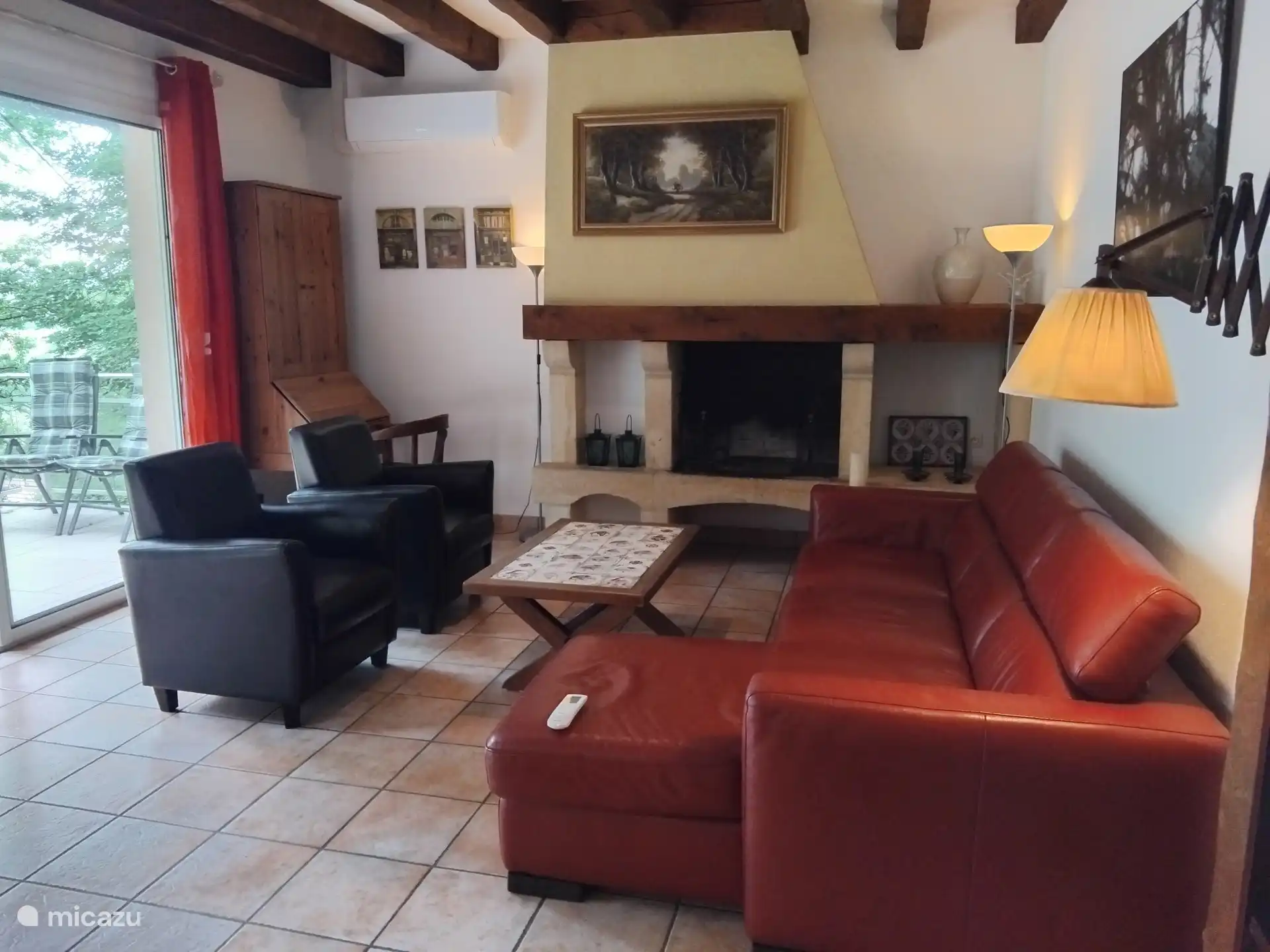 Salón espacioso con azulejos