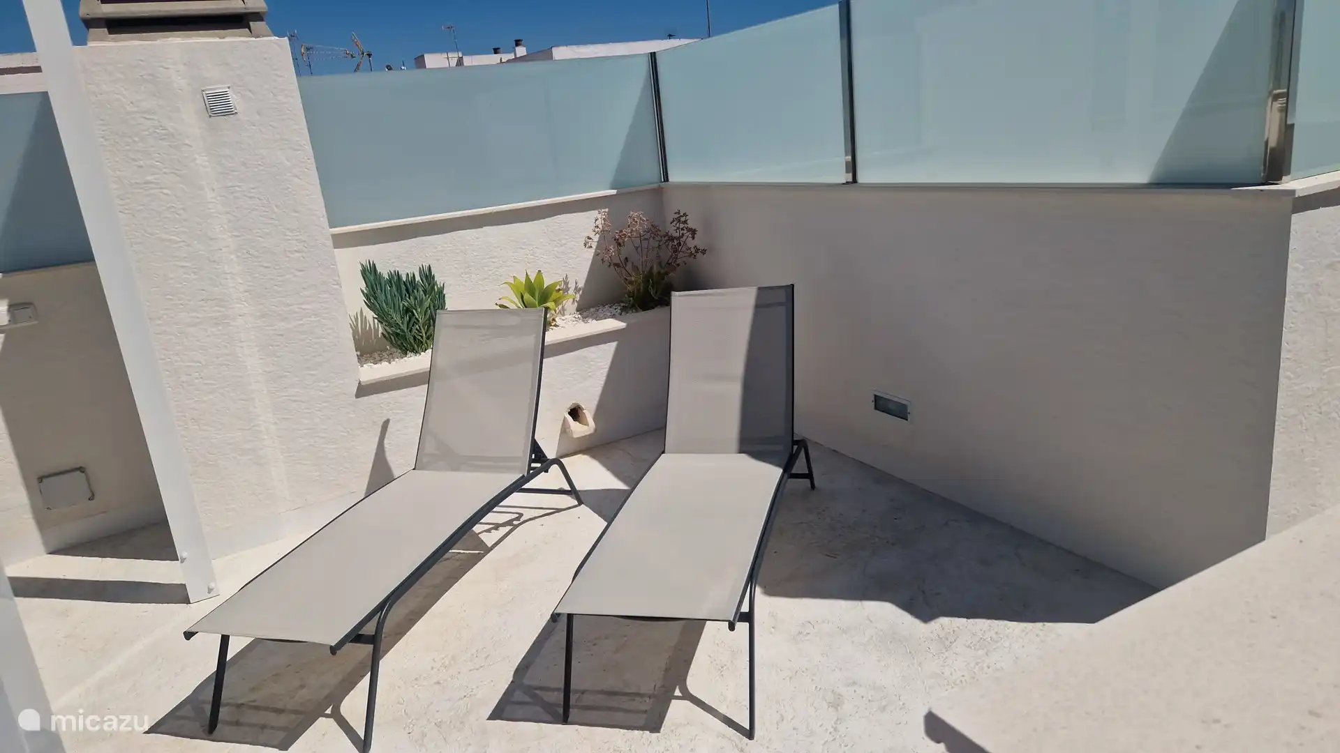 Dakterras met ligstoelen