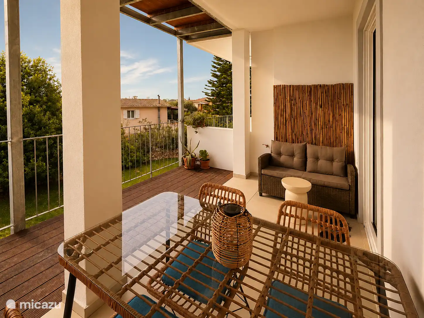 Genieten van de avondzon op het balkon bij de woonkamer