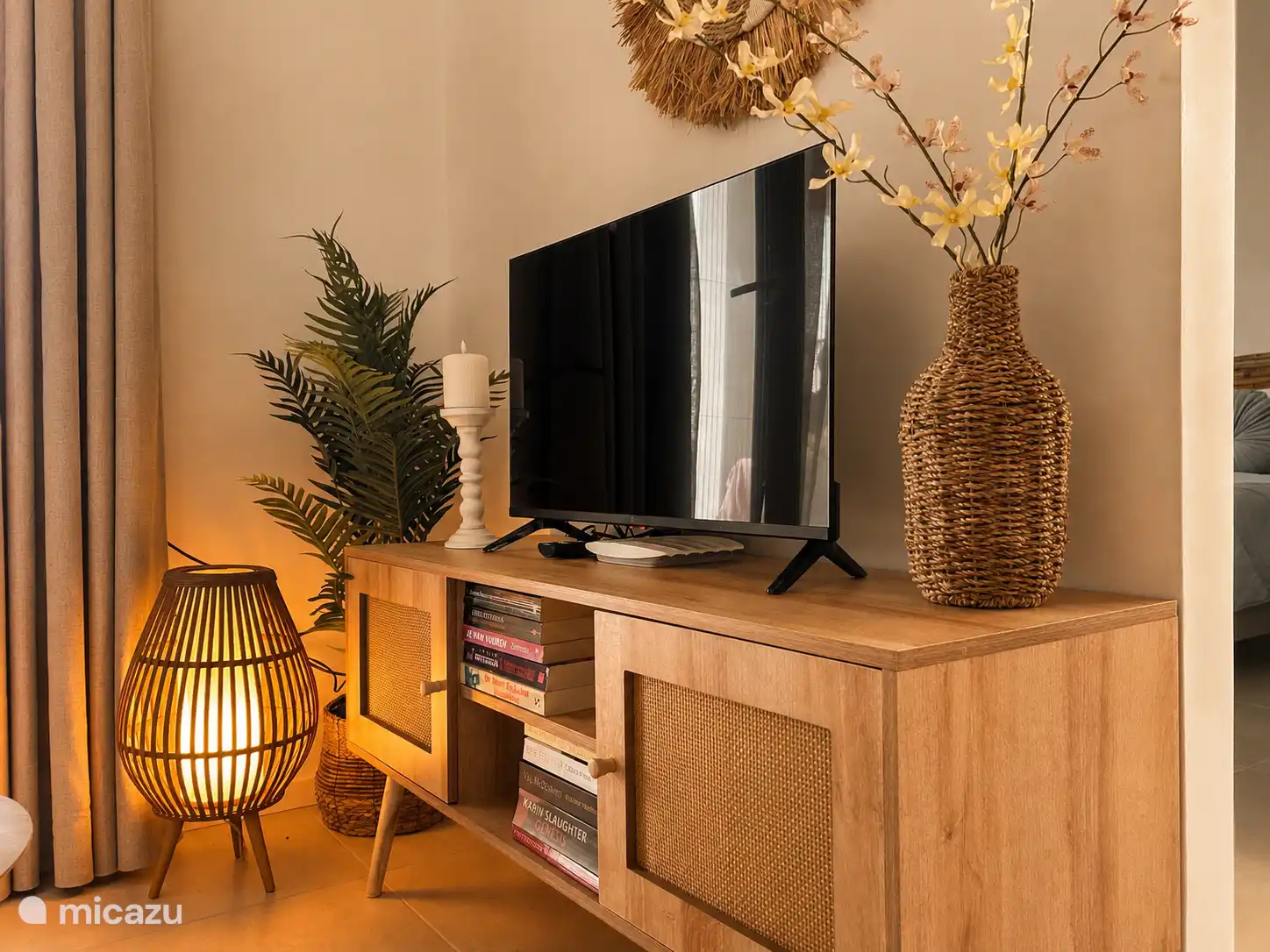 Woonkamer met smart tv, bordspellen en Nederlandstalige boeken