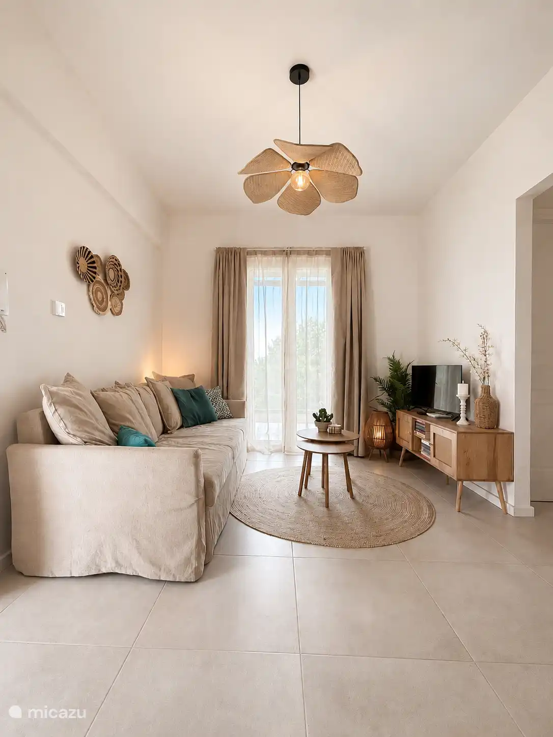 Woonkamer met openslaande deuren naar het balkon