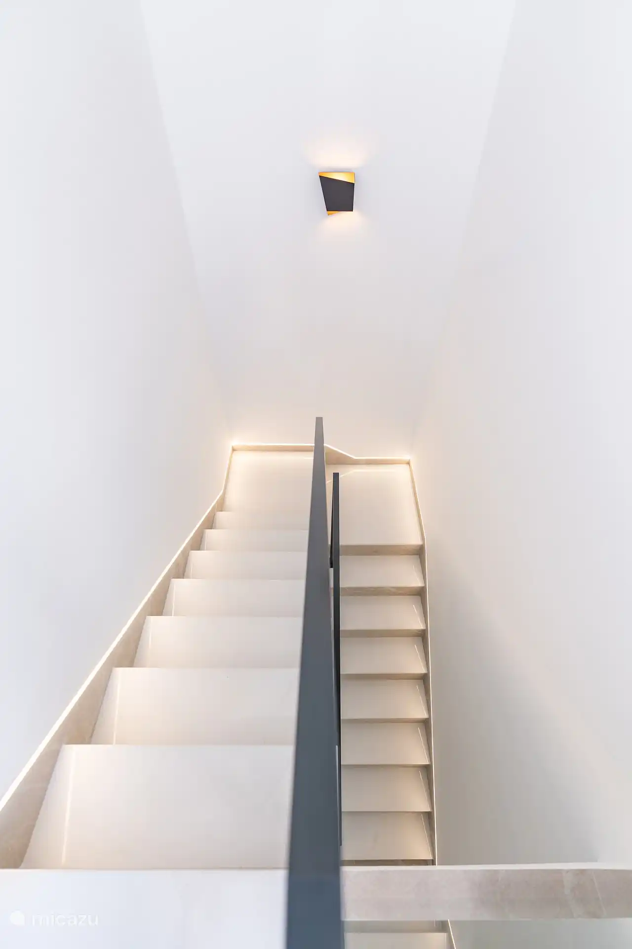 Escaleras con iluminación LED hacia la terraza de la azotea