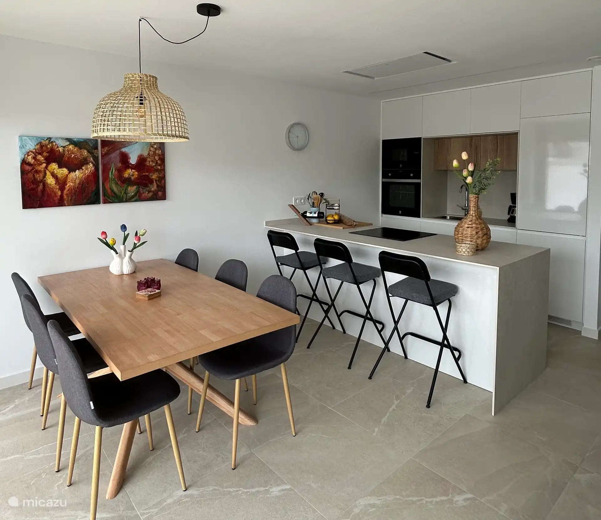 Cocina abierta con barra y totalmente equipada