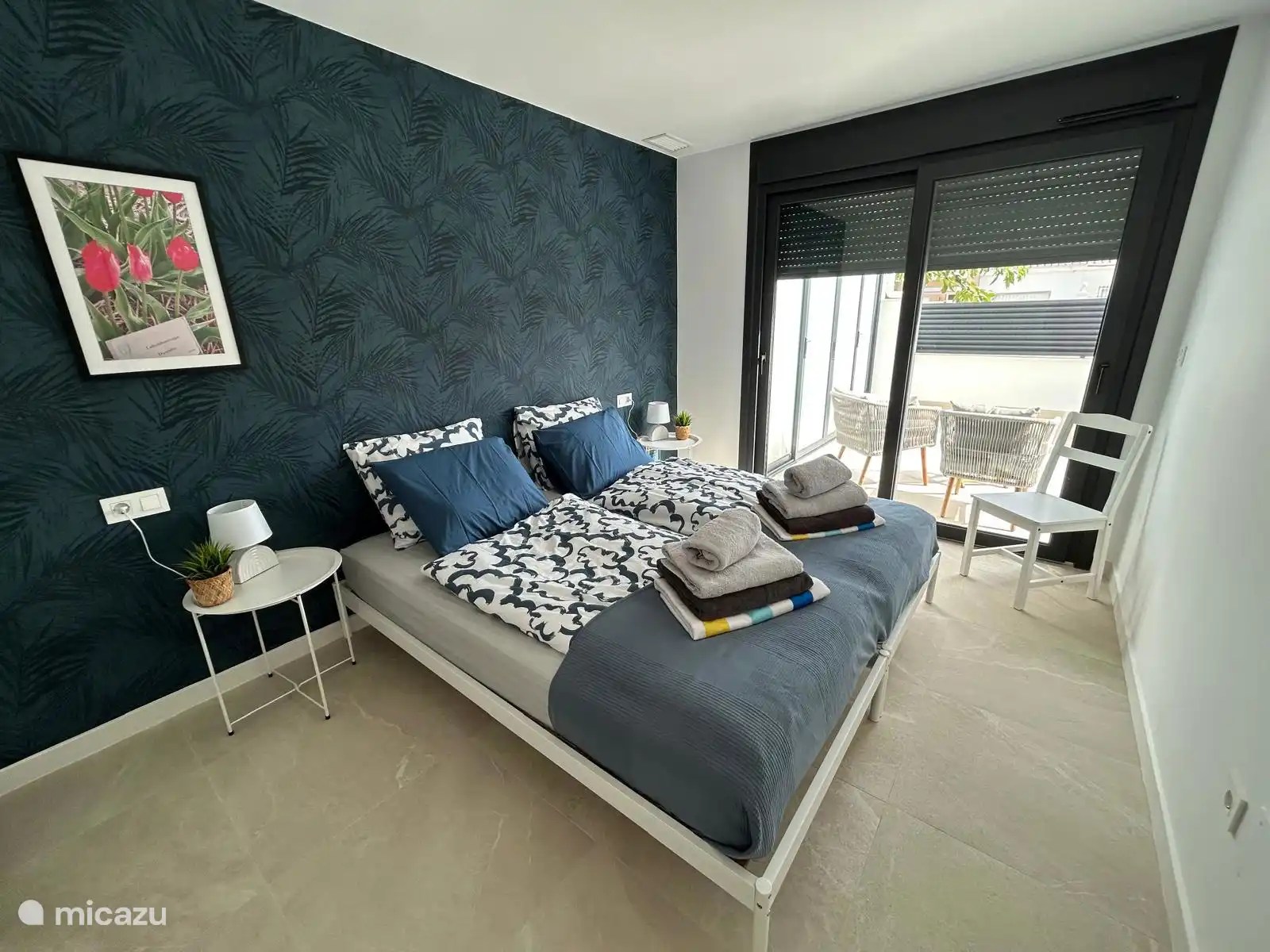 Dormitorio en la planta baja con asientos a través de puertas correderas