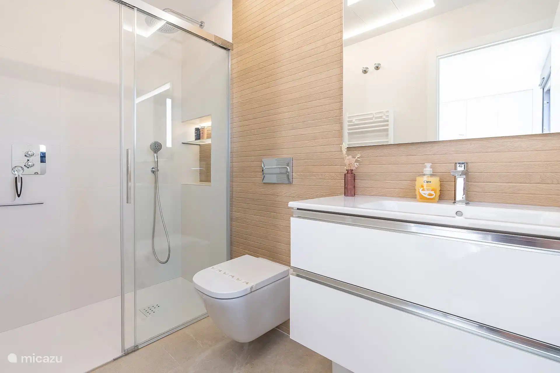 Baño en el dormitorio en la primera planta