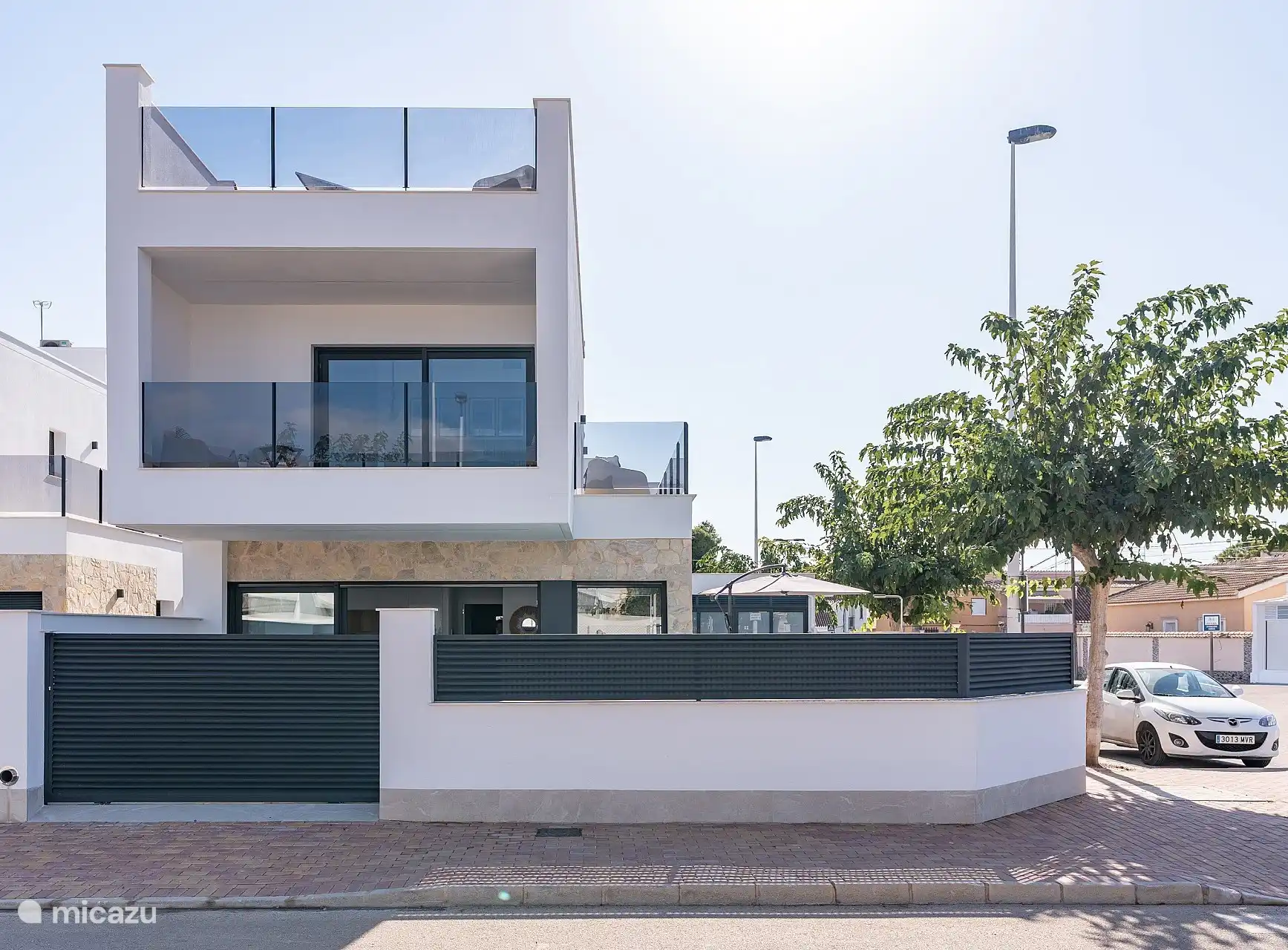 Villa independiente desde el lado de la calle