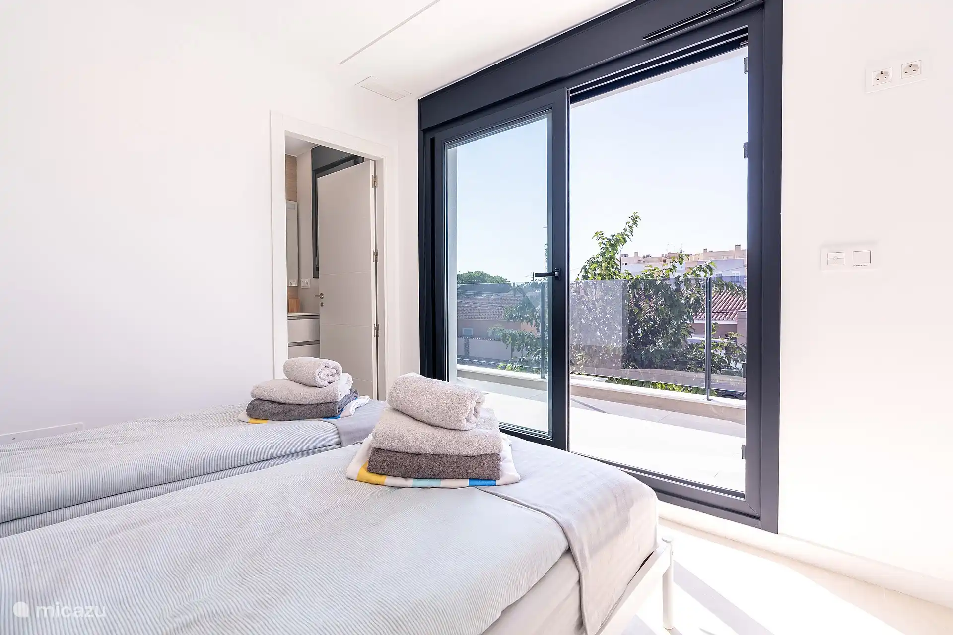 Dormitorio, primera planta con balcón