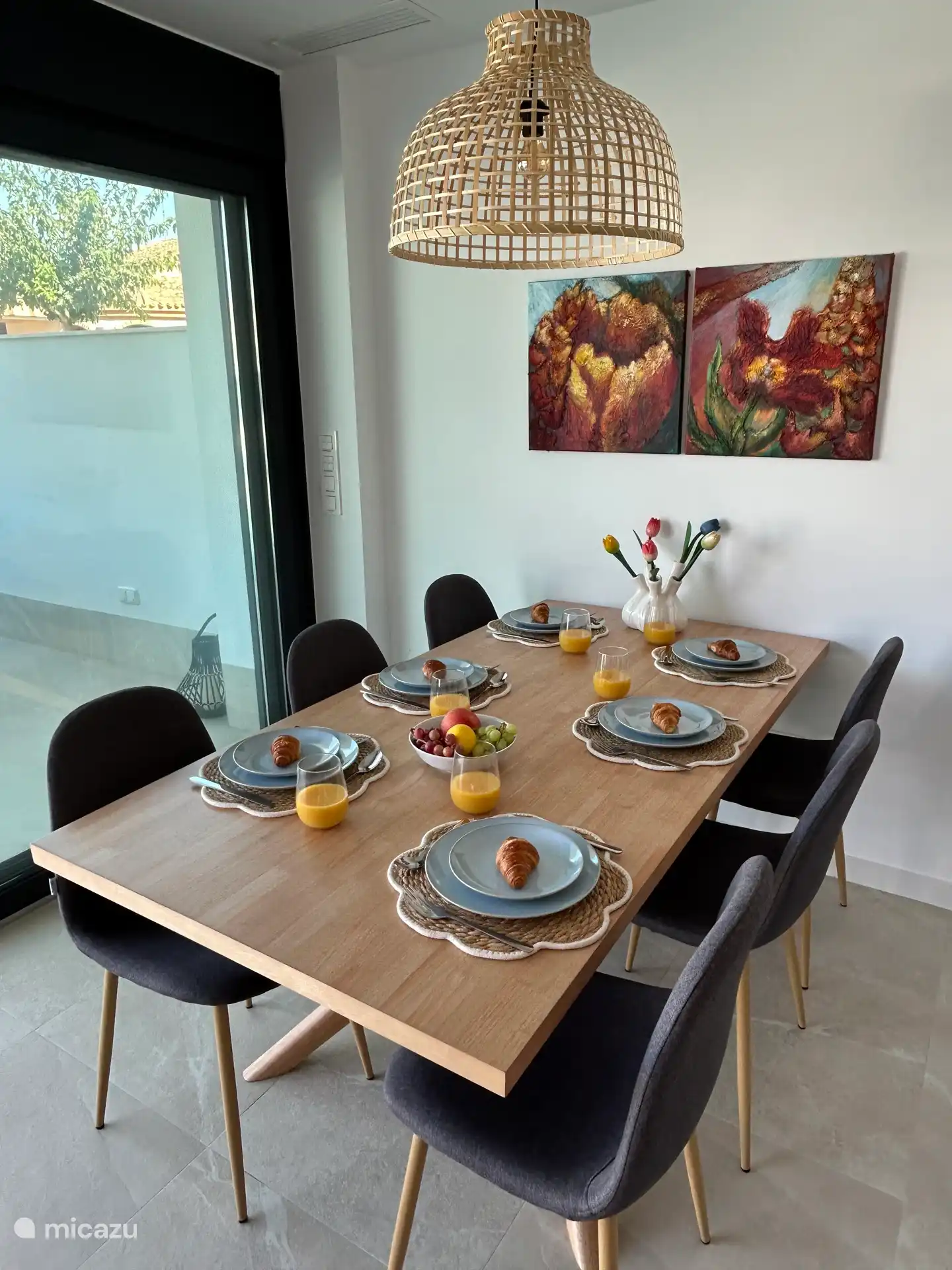 Mesa de comedor interior