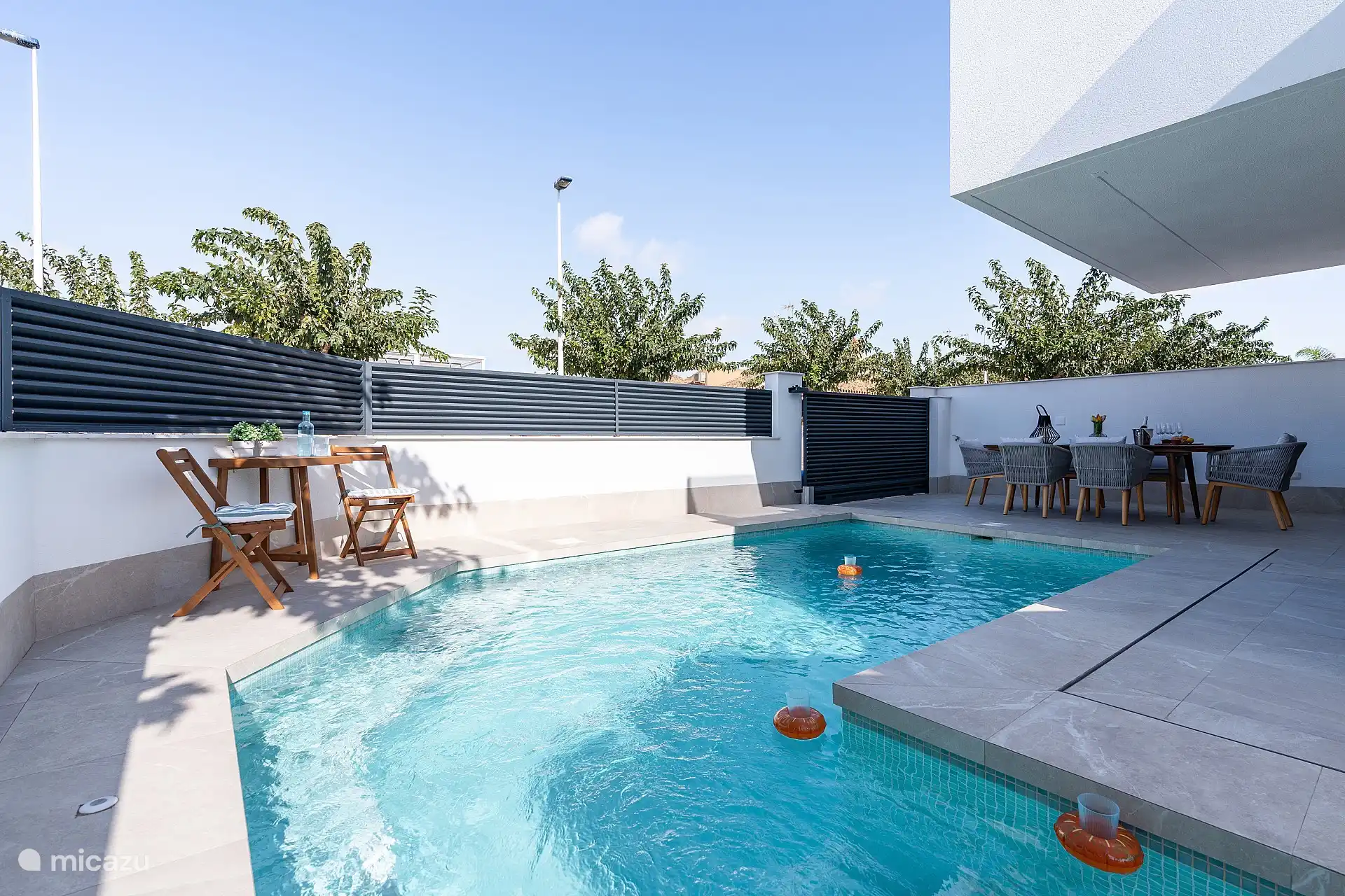 Esquina piscina y mesa/sillas de comedor