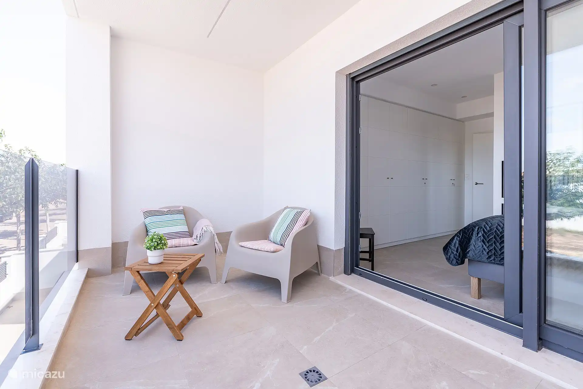 Balcón con asientos dormitorio principal