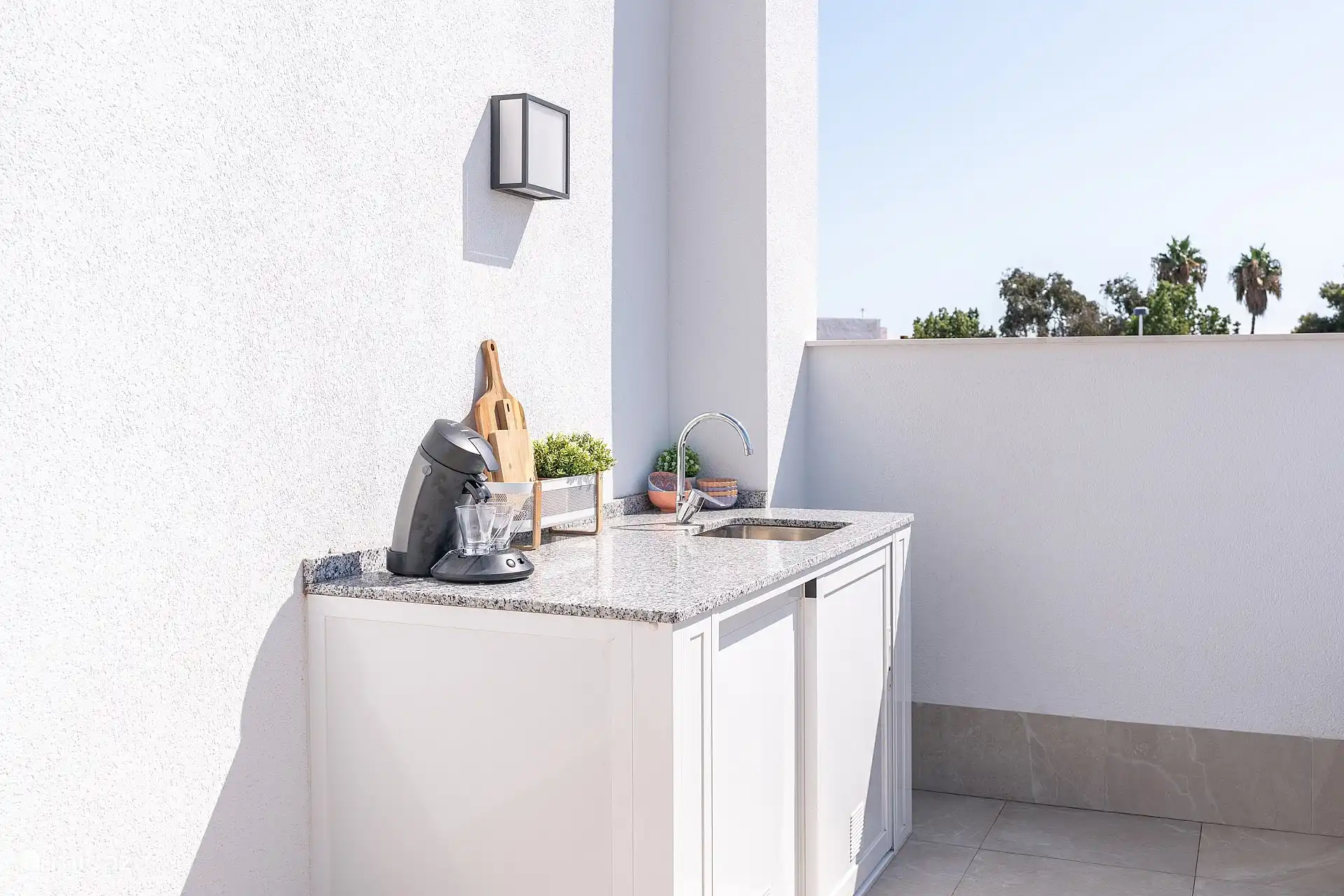 Terraza exterior en la azotea de la cocina