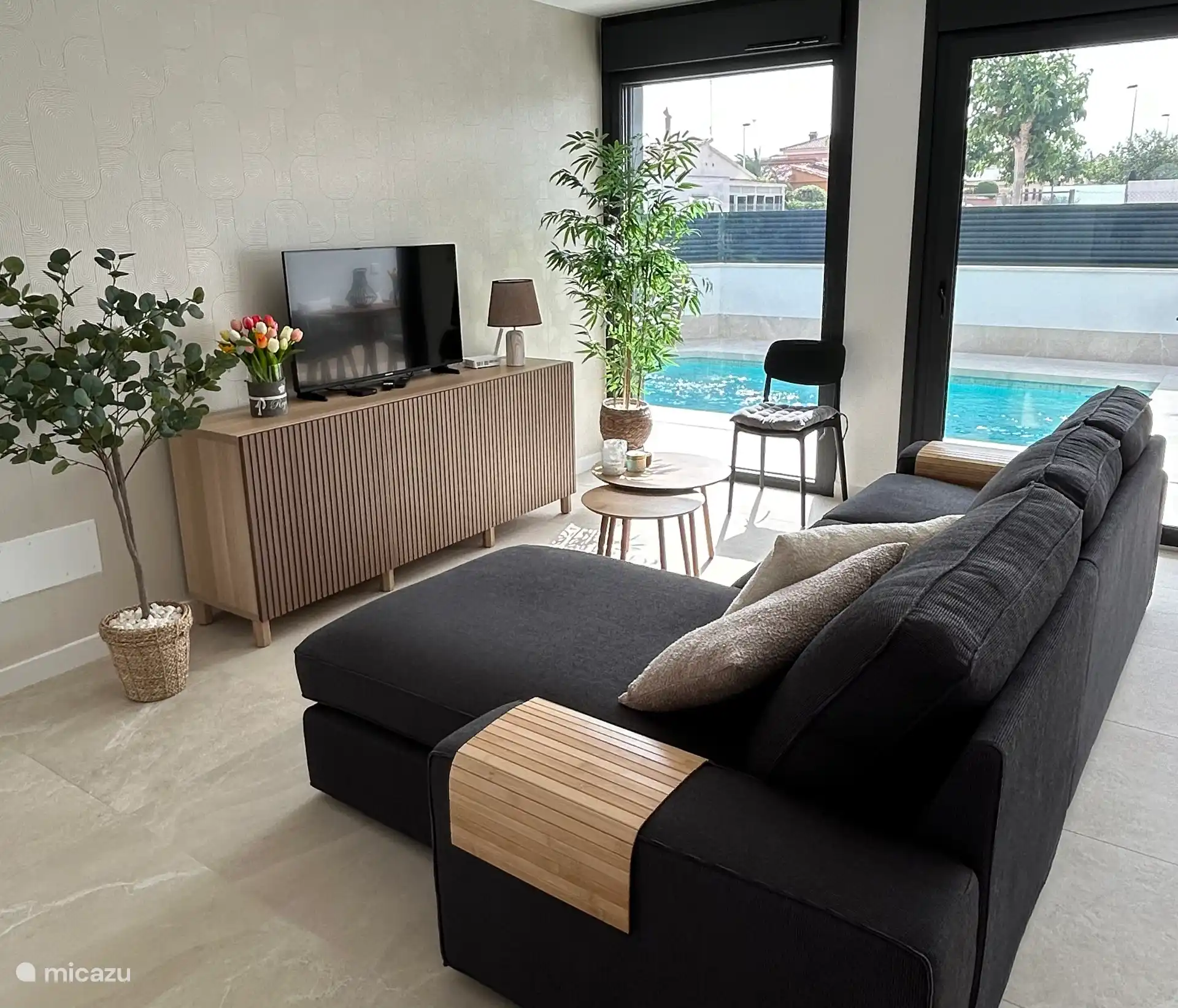 Salón con televisión y muchos canales