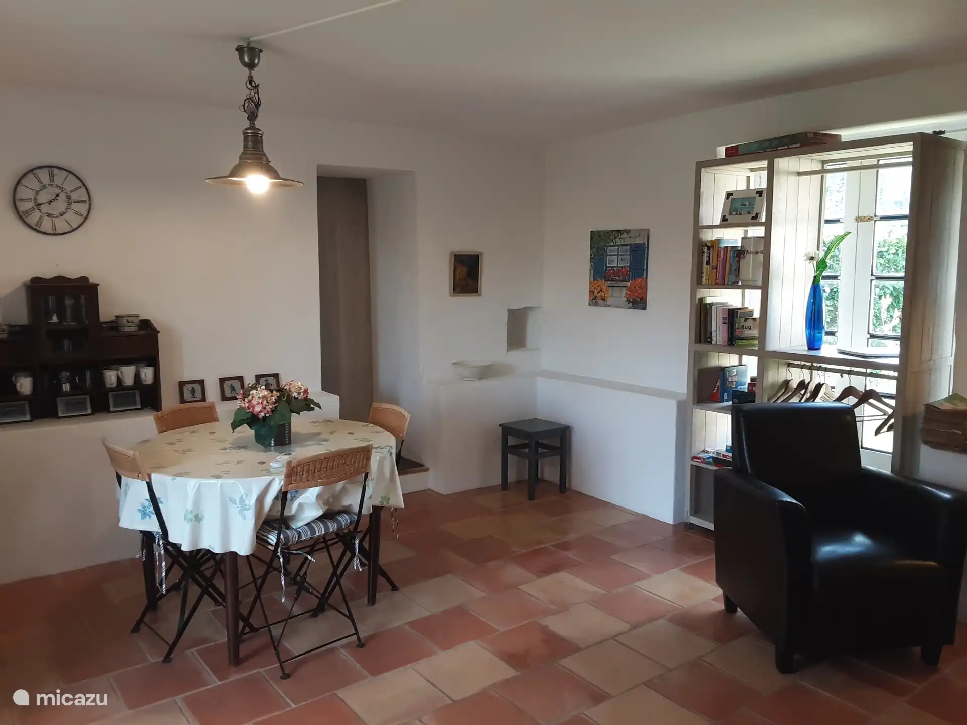 Woonkamer met entree naar slaapkamer