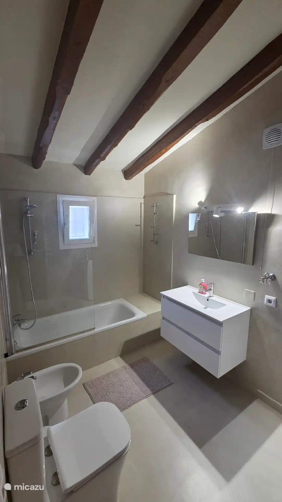 Badkamer 1 voorzien van ligbad en wasmachine 