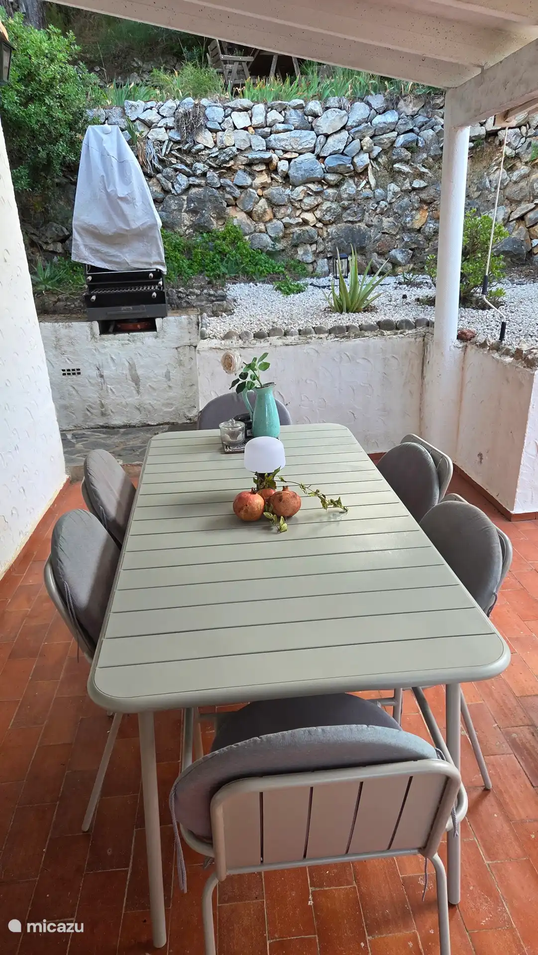 Terraza bajo el dosel