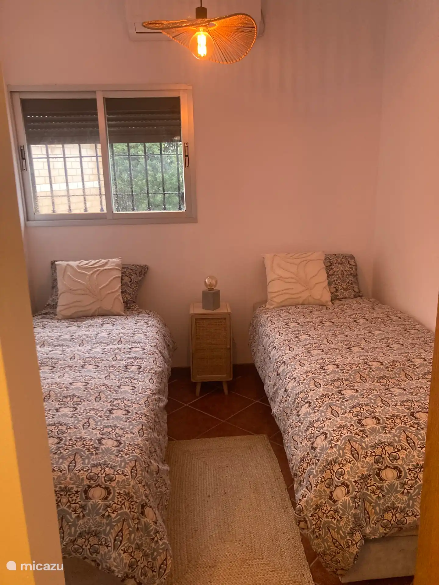 Slaapkamer twee met twee losse eenpersoonsbedden.