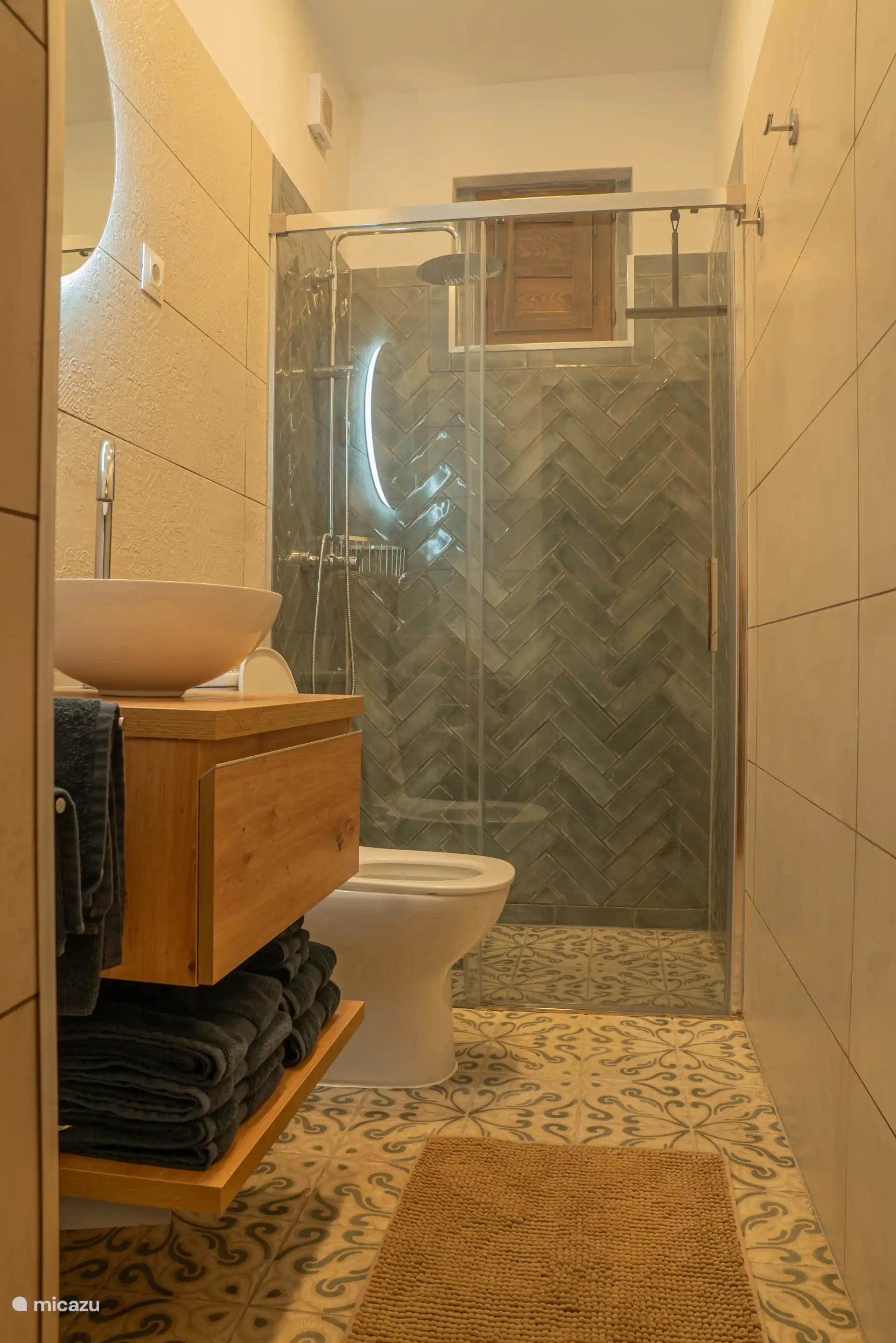 Badkamer met heerlijke regendouche