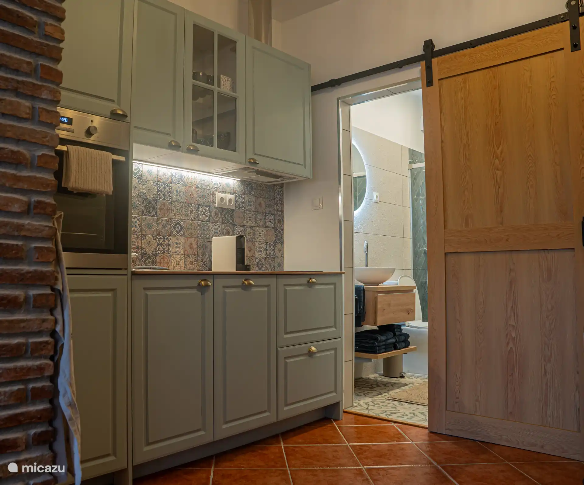 De complete keuken met vaatwasser, kookplaat, oven, nespresso koffieapparaat, broodrooster en waterkoker.
