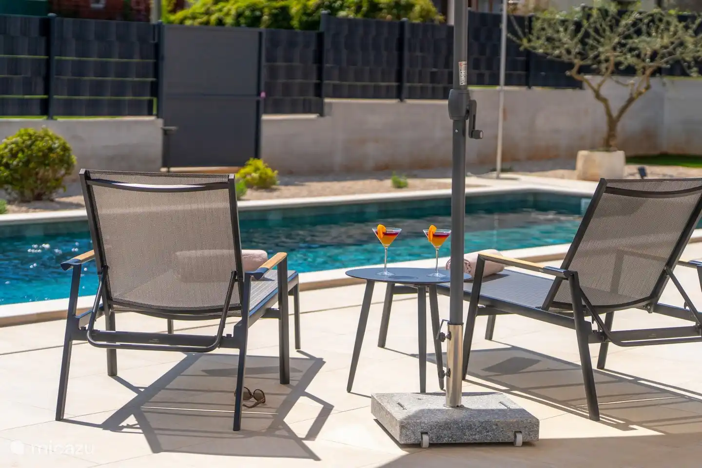 Tumbonas junto a la piscina