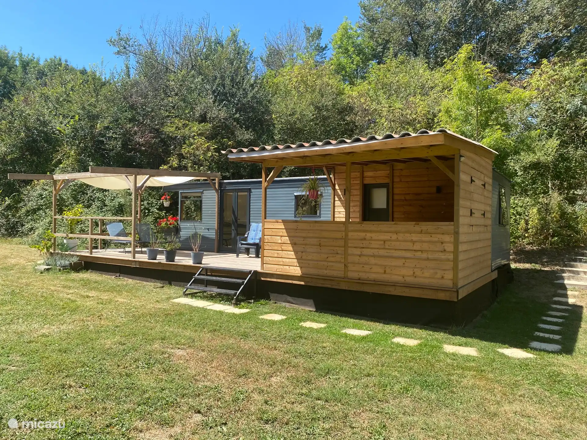 Mobile home – front (optionally bookable as extra space for groups of up to 12 people or for extra comfort).