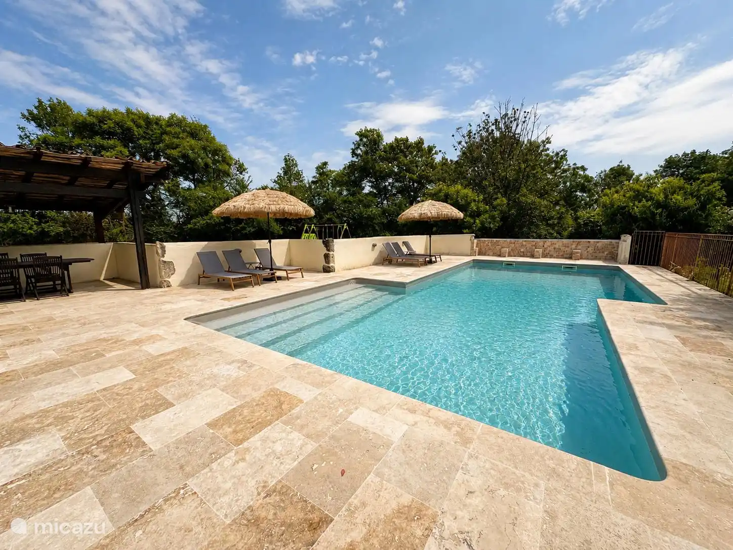Piscina privada con atractiva terraza, tumbonas y parasoles, además de un dosel con mesa alta y mesa de ping-pong