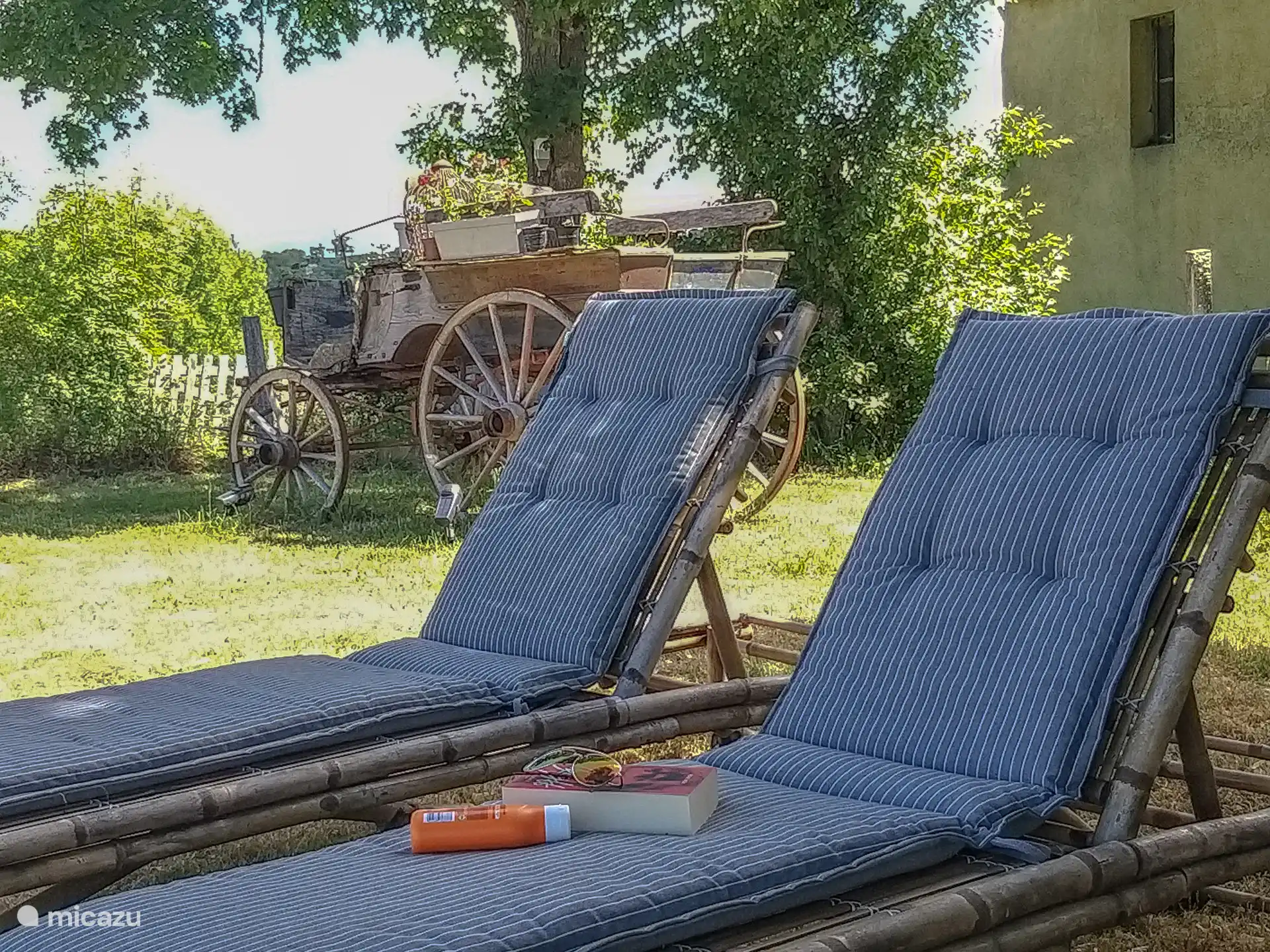 Camastros solares en el jardín gite ferme ranciat