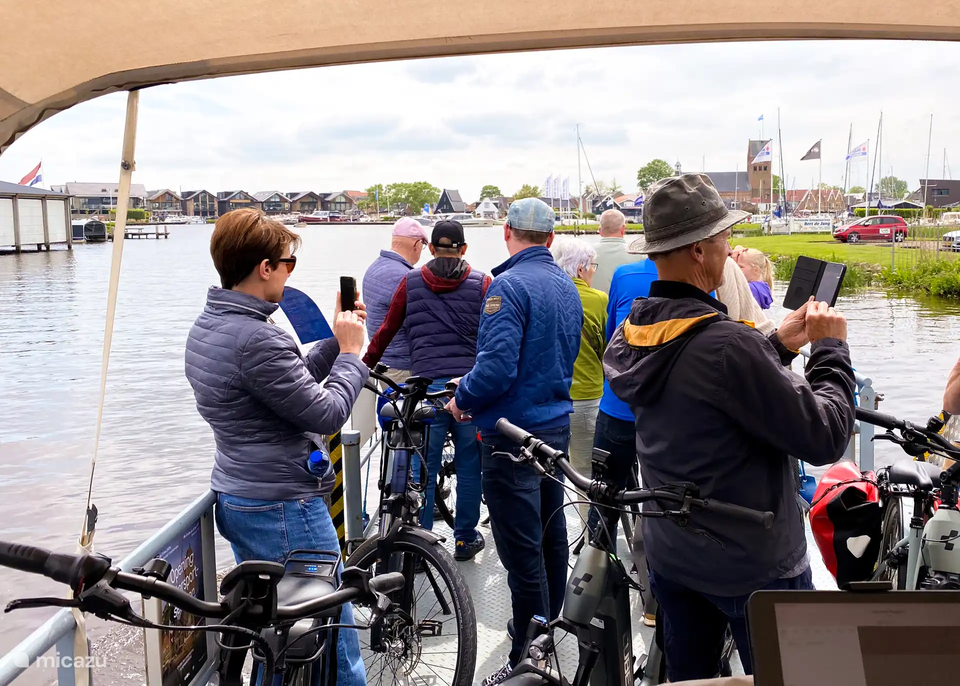 Met het fiets-voetpontje naar Grou 