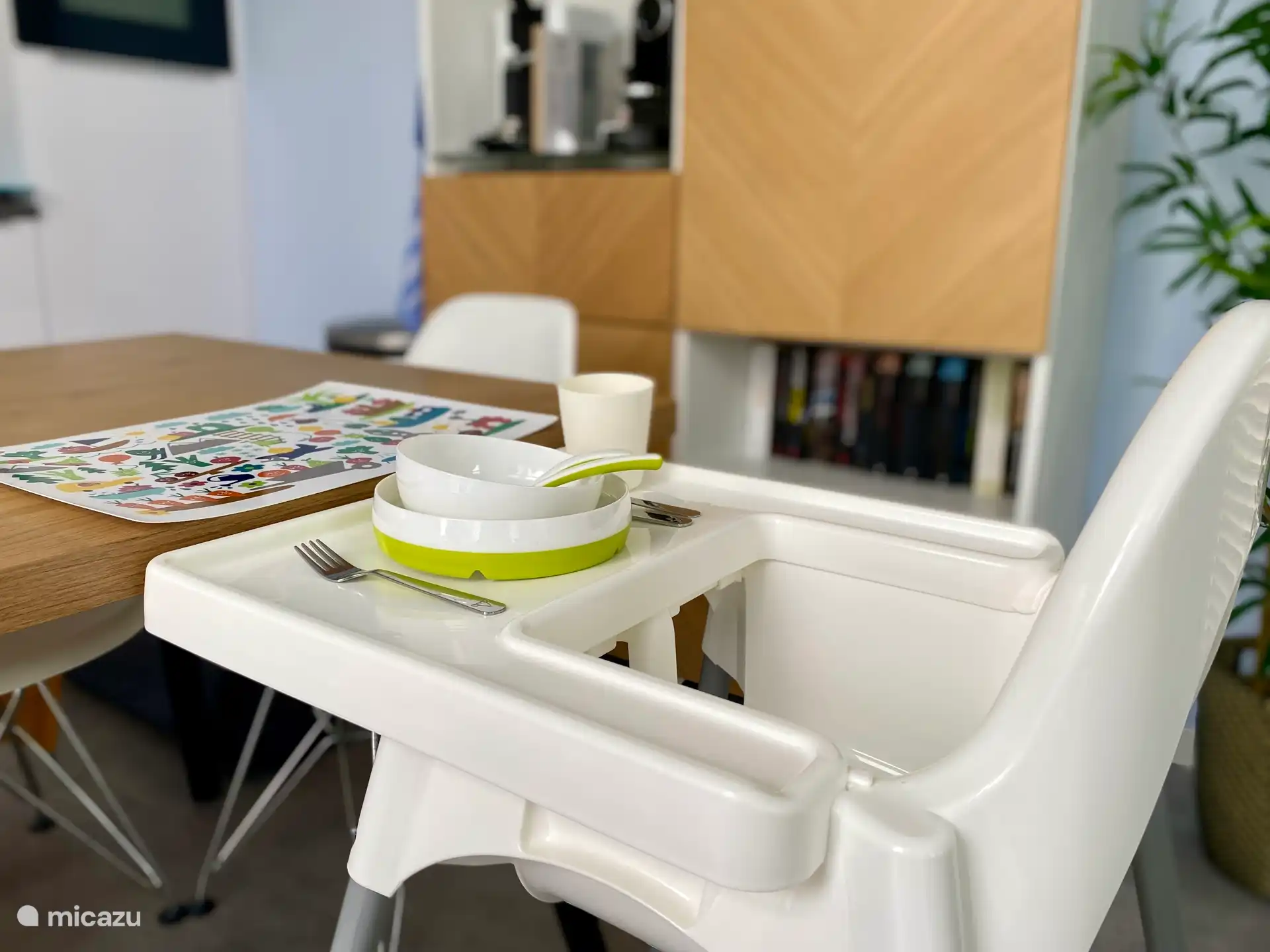 Babystoel, campingbedje en peuterservies aanwezig