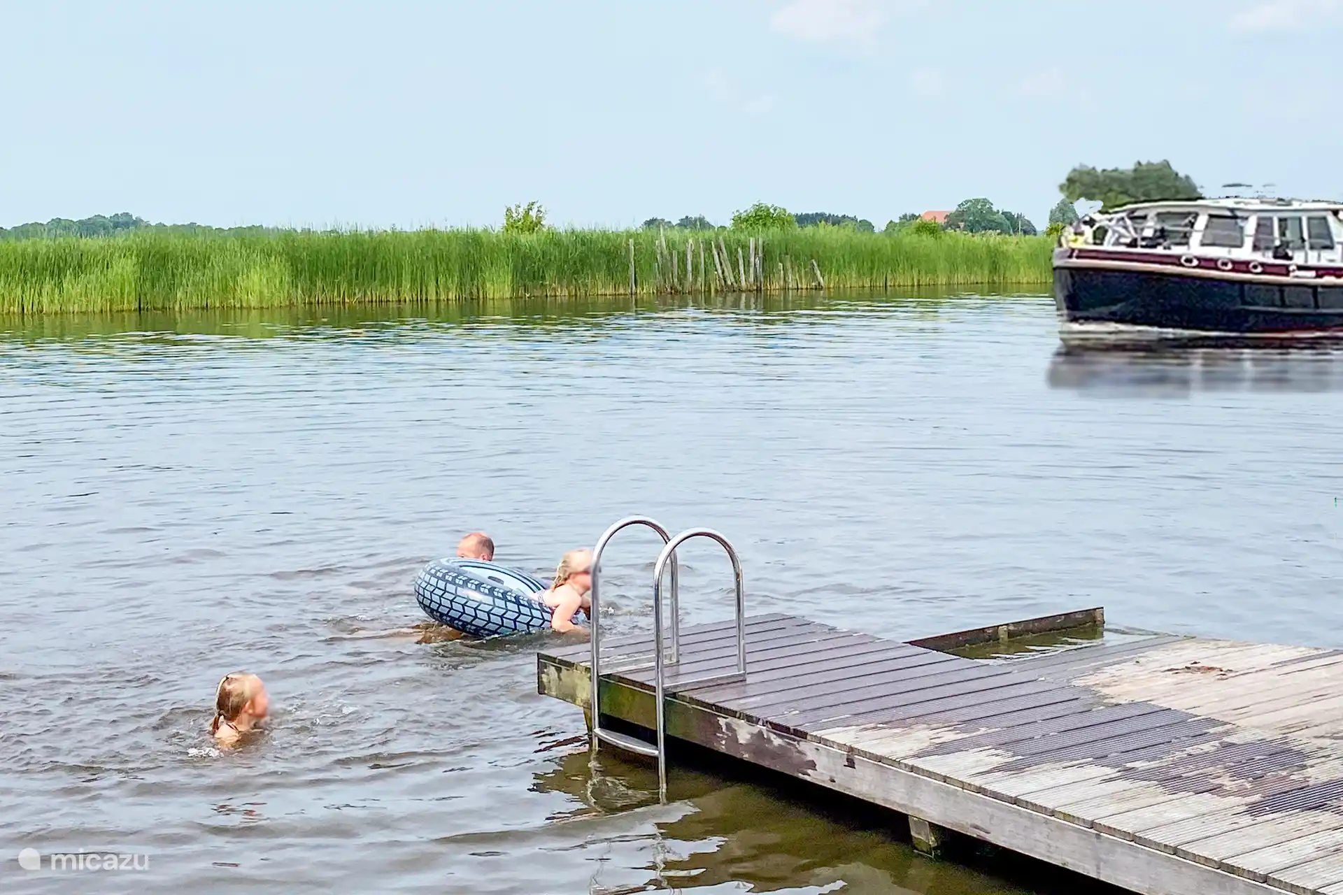 Promenadesteiger op 50 meter loopafstand. Met zwemtrap en plek om je SUP board in het water te laten. Je kunt hier ook uitstekend vissen