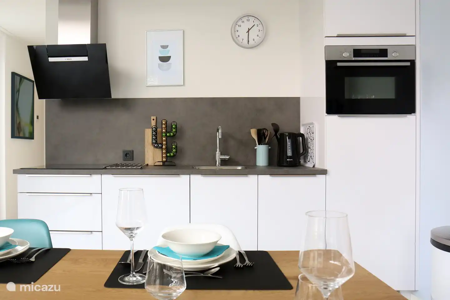 Moderne keuken met vaatwasmachine en combimagnetron