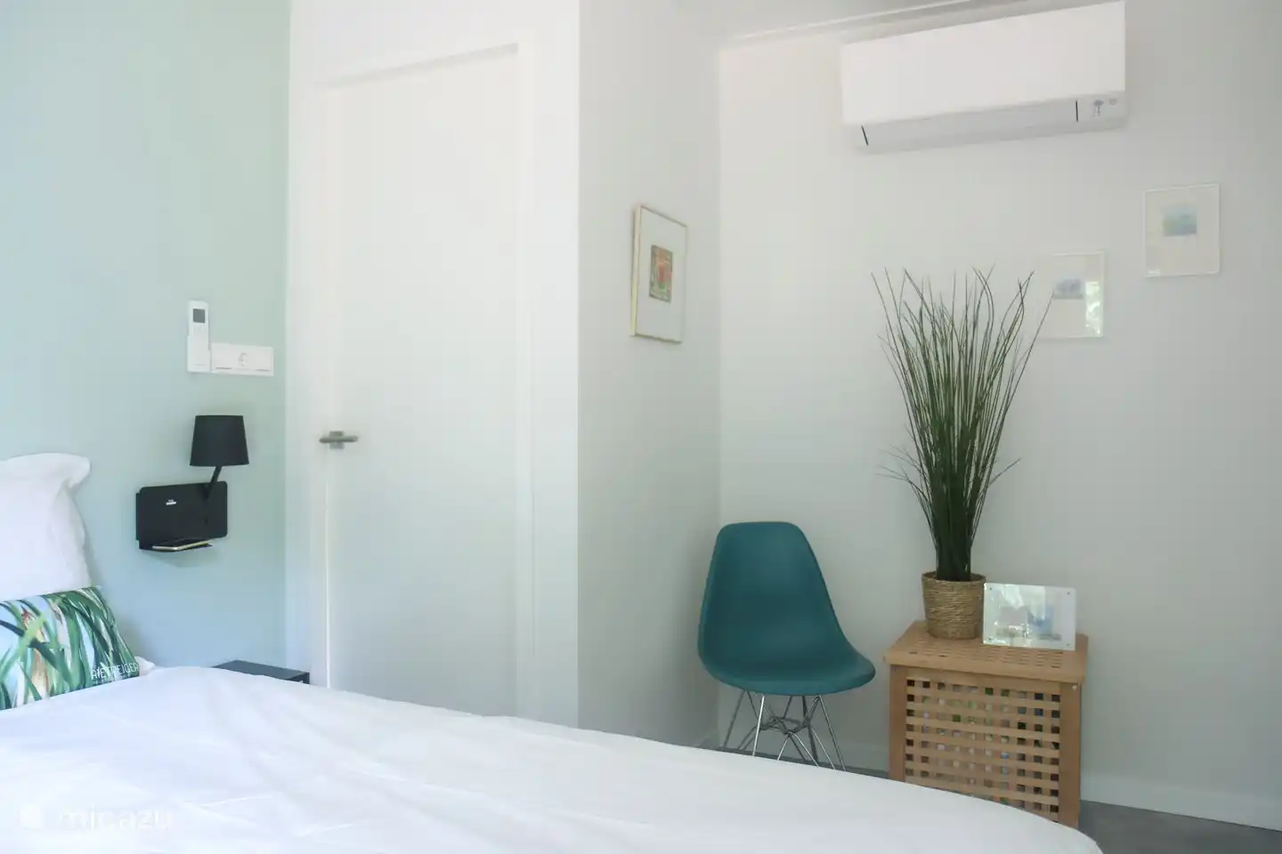 Grote slaapkamer met stille airconditioning en ruimte voor een baby campingbedje in de Rietreiger