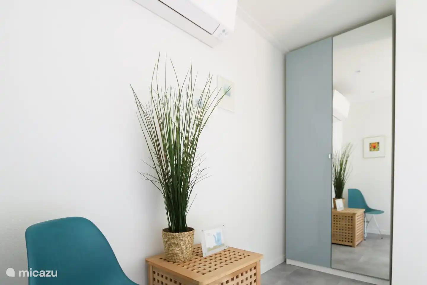 Grote kledingkast en spiegel en kledinghangers aanwezig