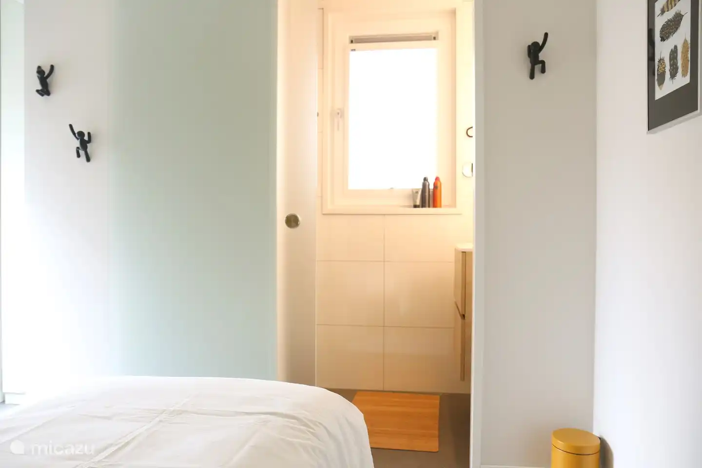 Tweede badkamer met regendouche en wastafel en IR verwarming