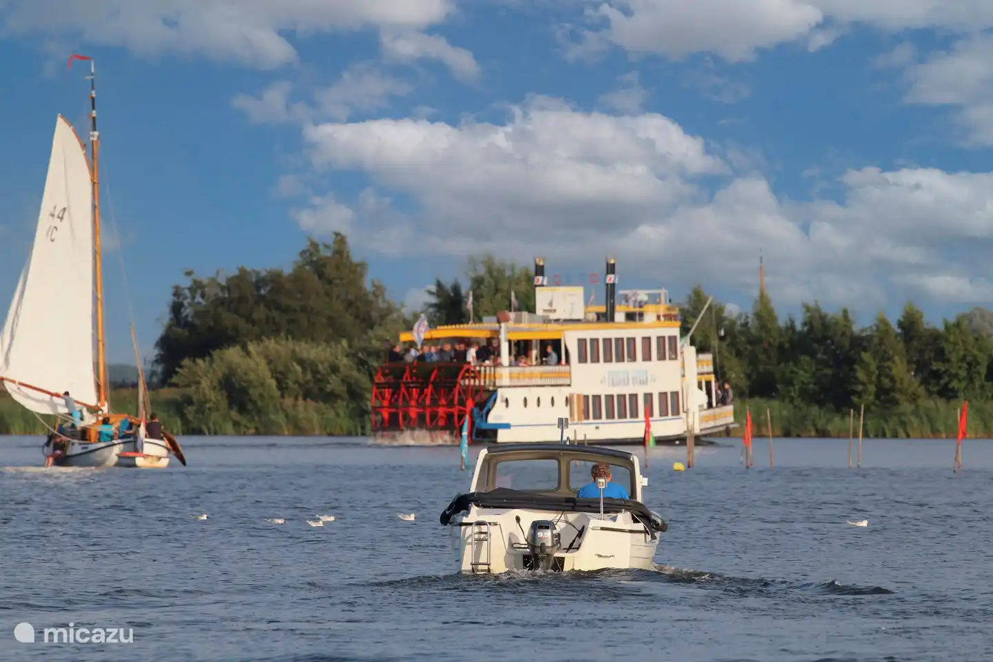 Een rondvaart door de Alde Feanen is mogelijk vanuit Eernewoude of Akkrum