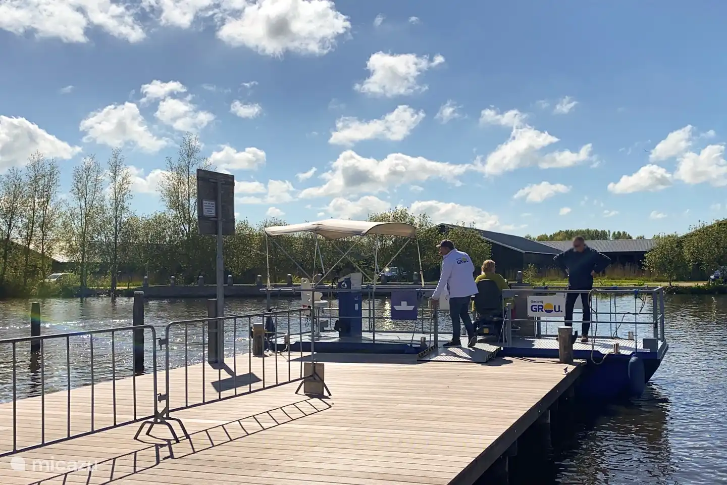 Het fiets en voet pontje naar Grou vanaf De Rietreiger