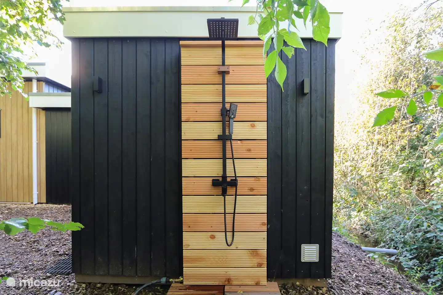 Koude buitendouche bij privé buitensauna bij de Rietreiger vakantielodge