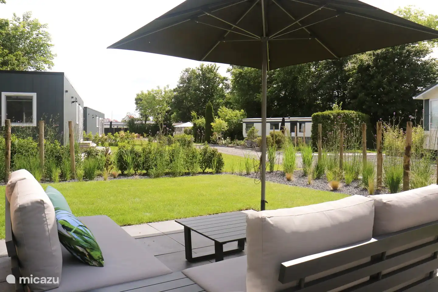 Heerlijke loungeset, eettafel tuinset en twee parasols plus een Weber barbecue in de voortuin