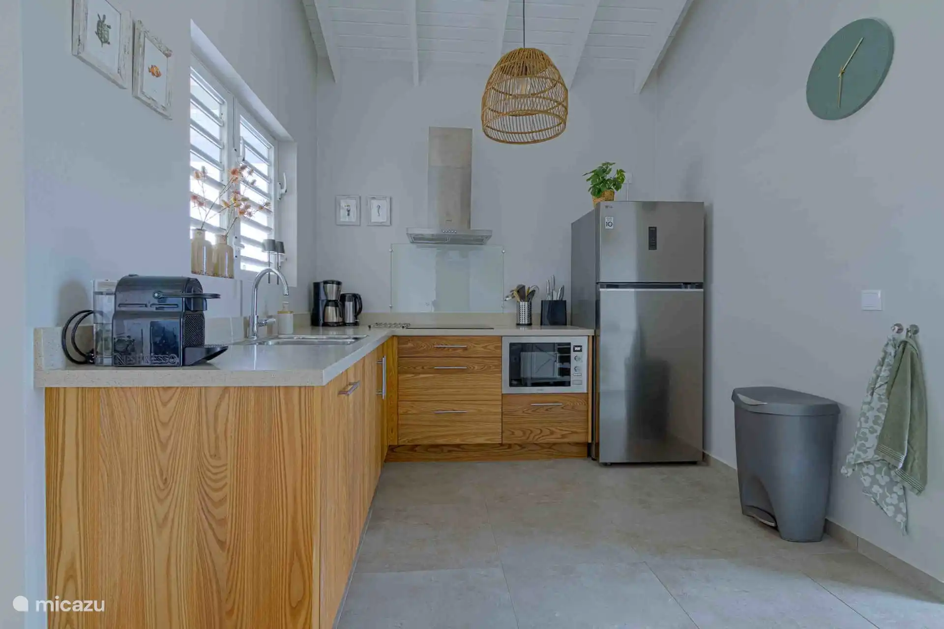 De volledig uitgeruste keuken.