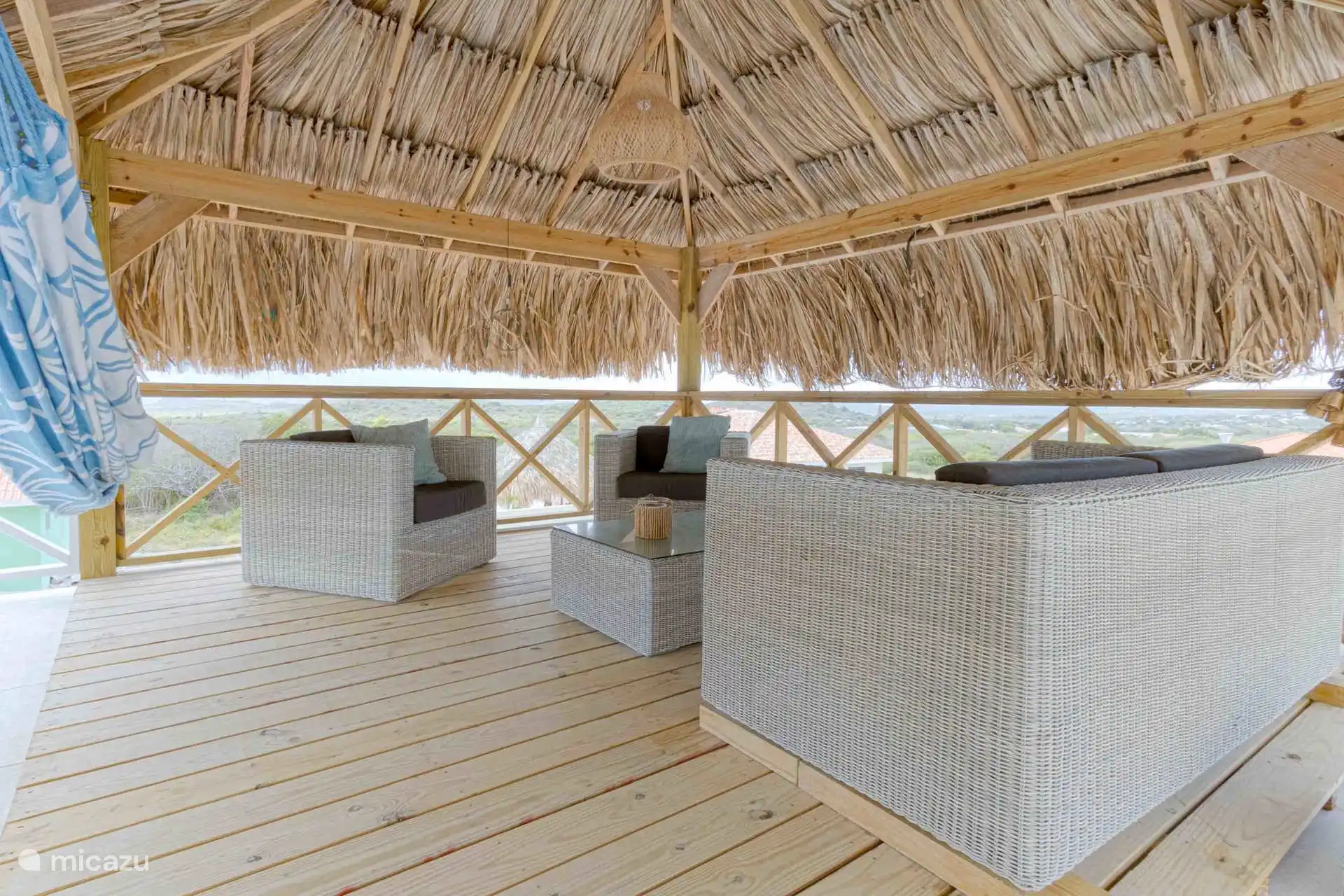 Heerlijk relaxen in de hangmat of de loungeset onder de ruime palapa van 4 x 4 meter