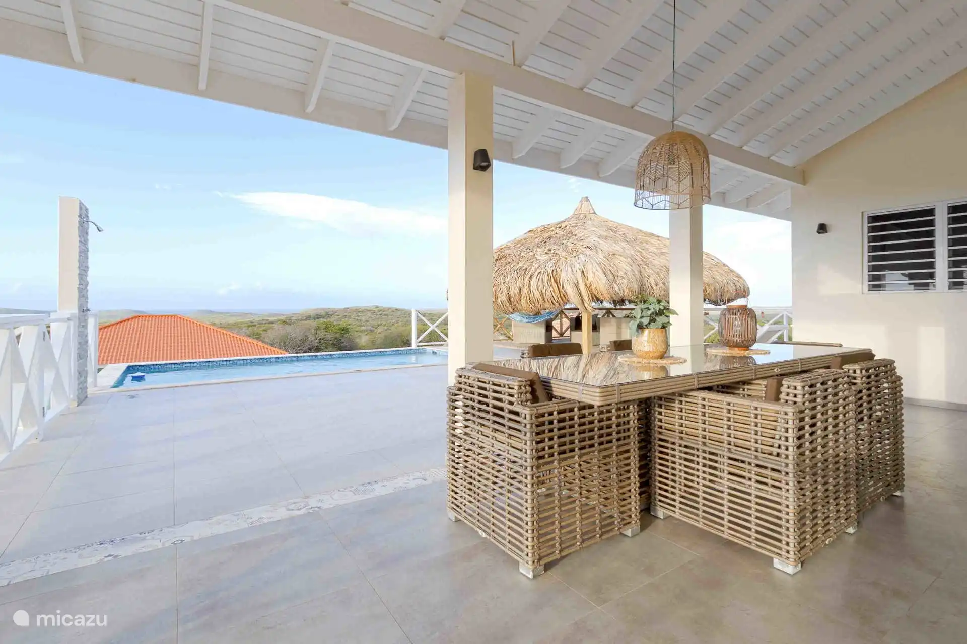 Neem voor en na een duik in het zwembad een verfrissende douche buiten.