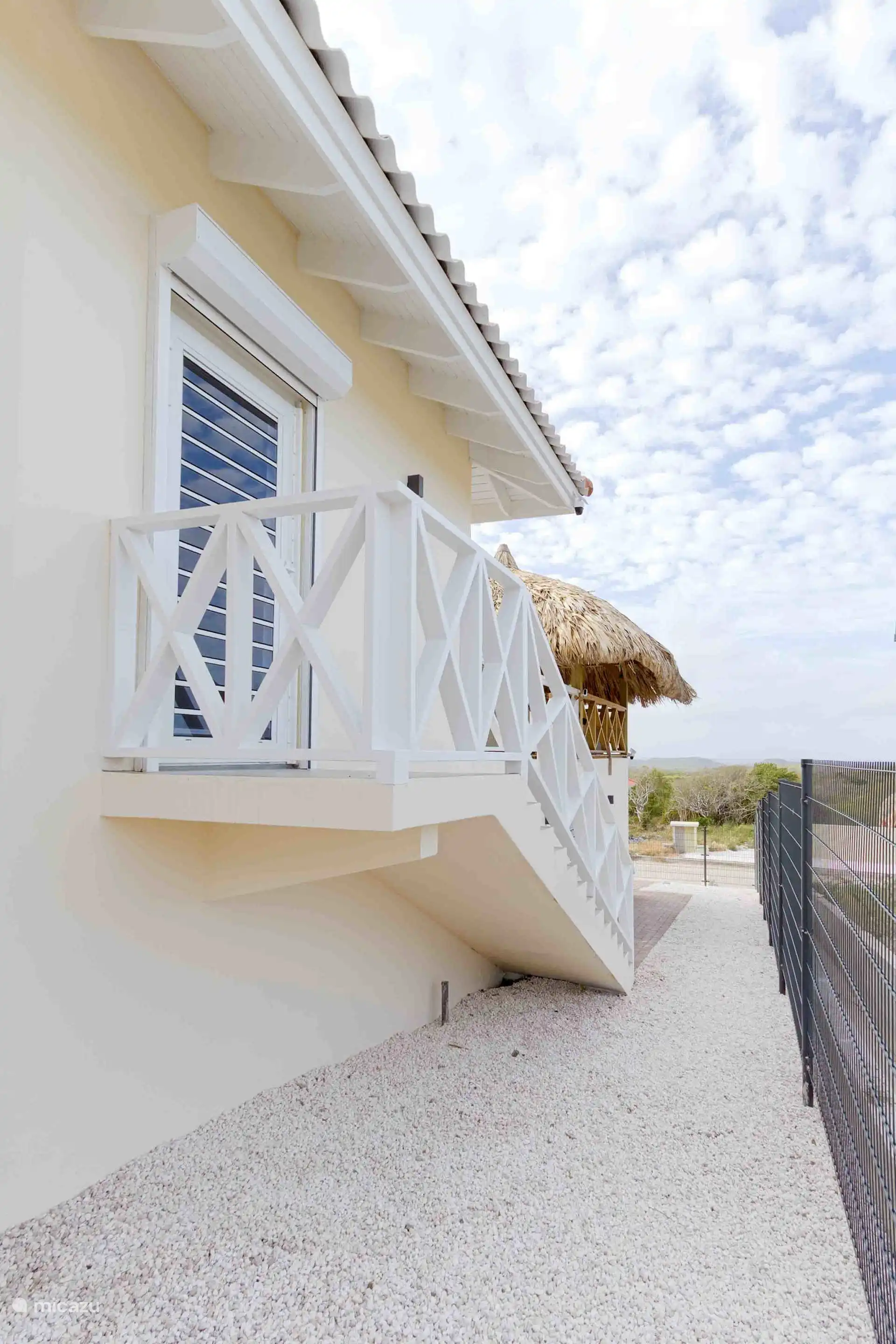 De trap naar de voordeur.