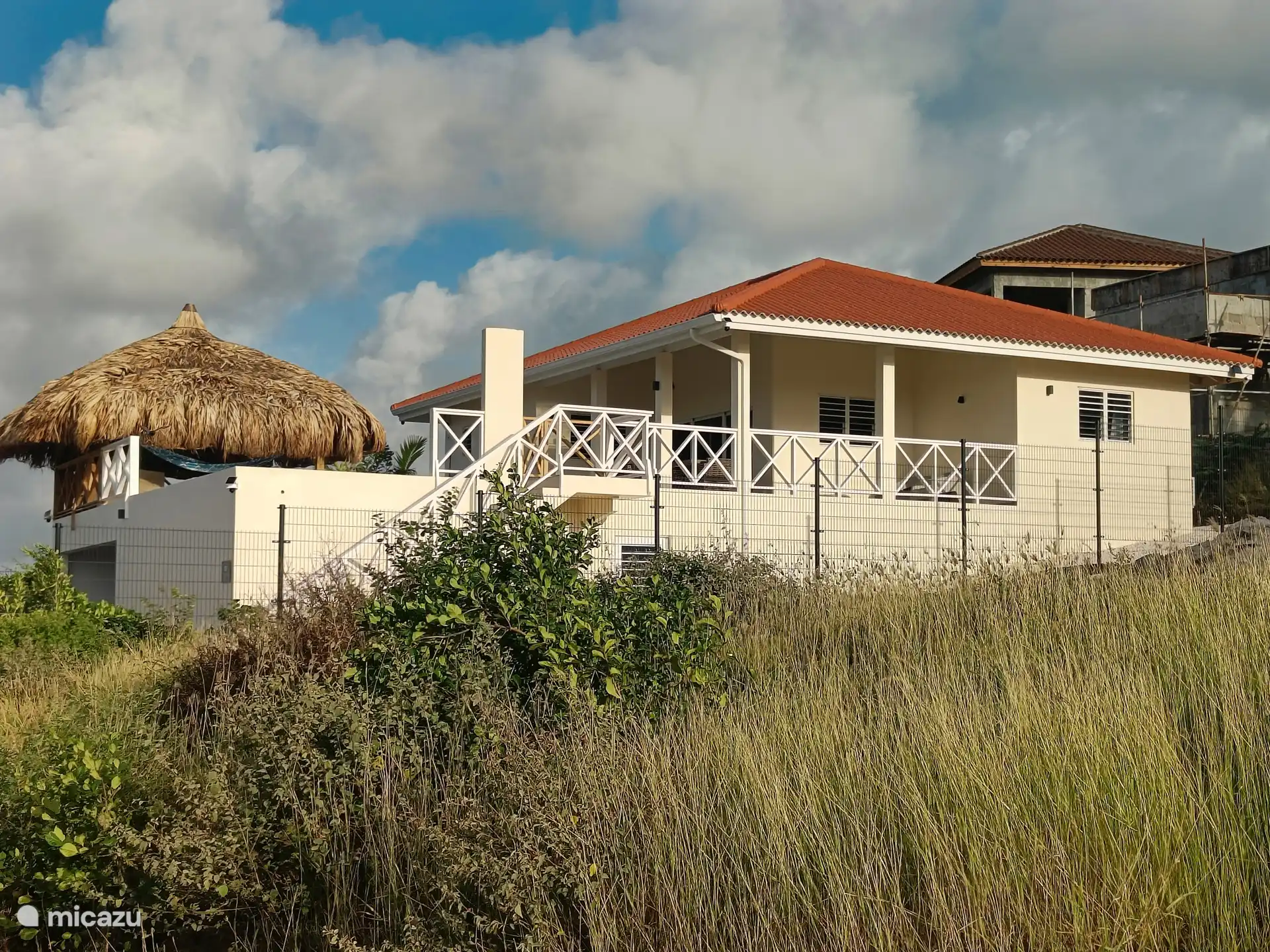 Het woongedeelte van de villa is gelegen op de eerste verdieping.