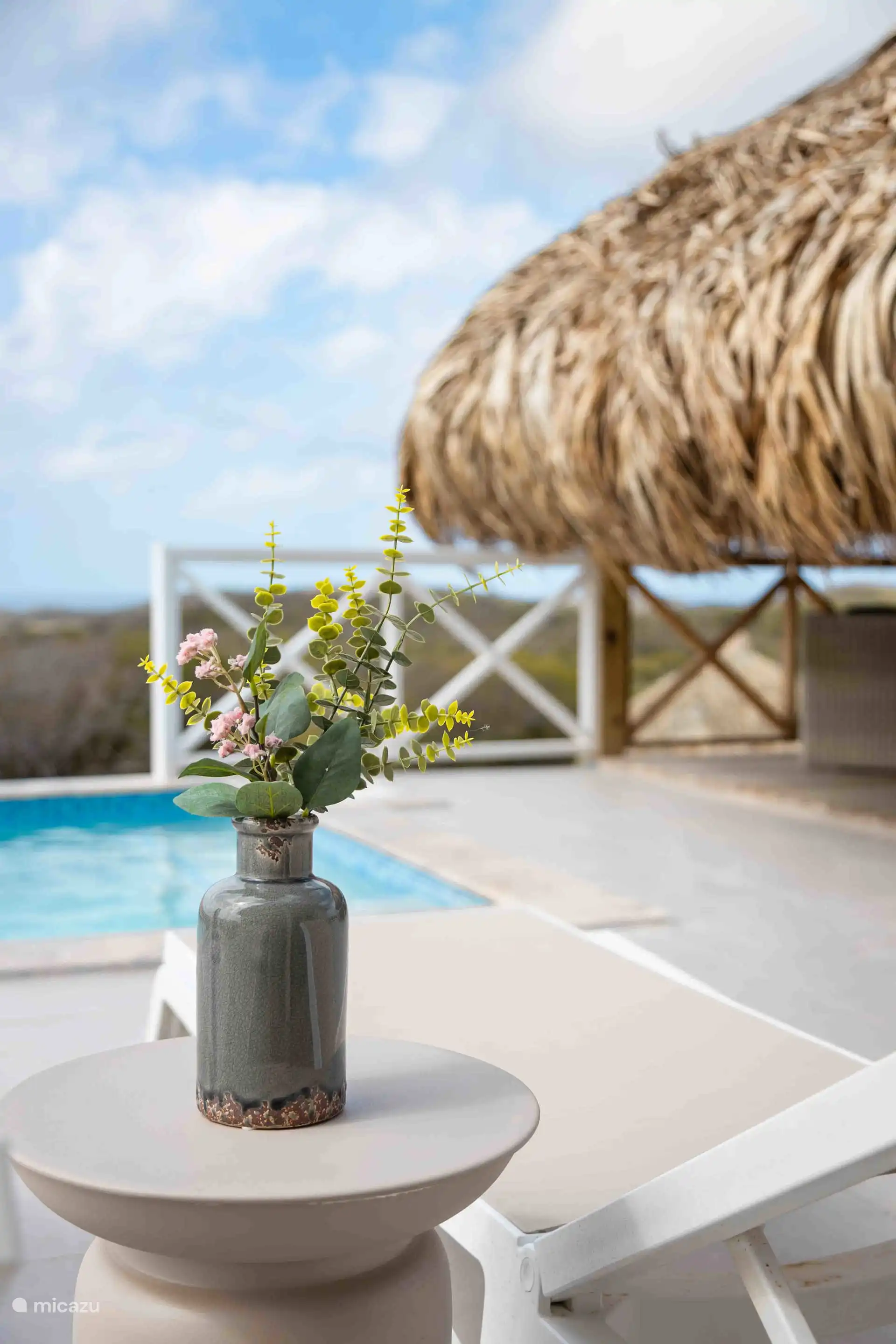 Heerlijk relaxen aan het zwembad.