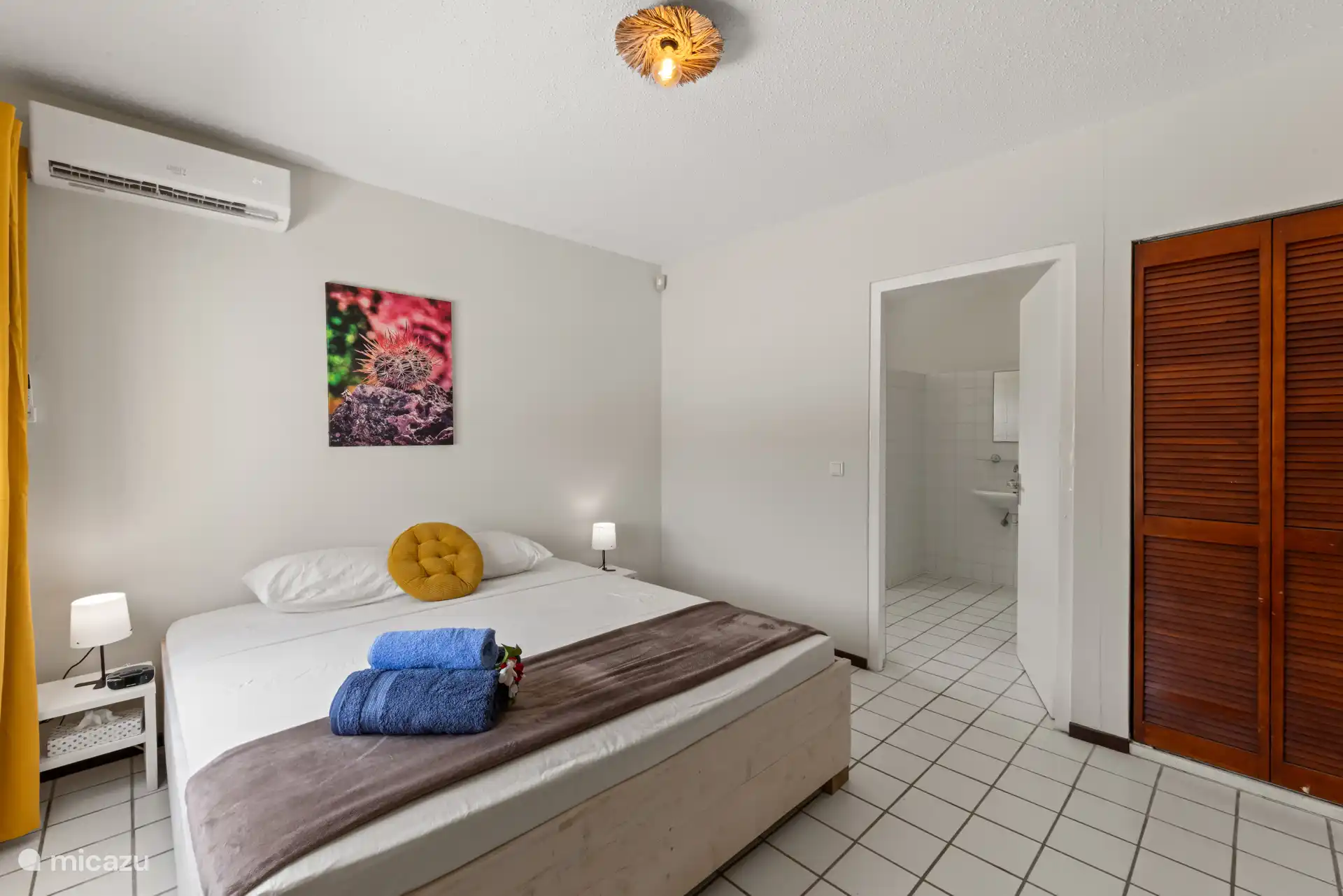 Un cómodo dormitorio en la planta baja con baño privado y armario