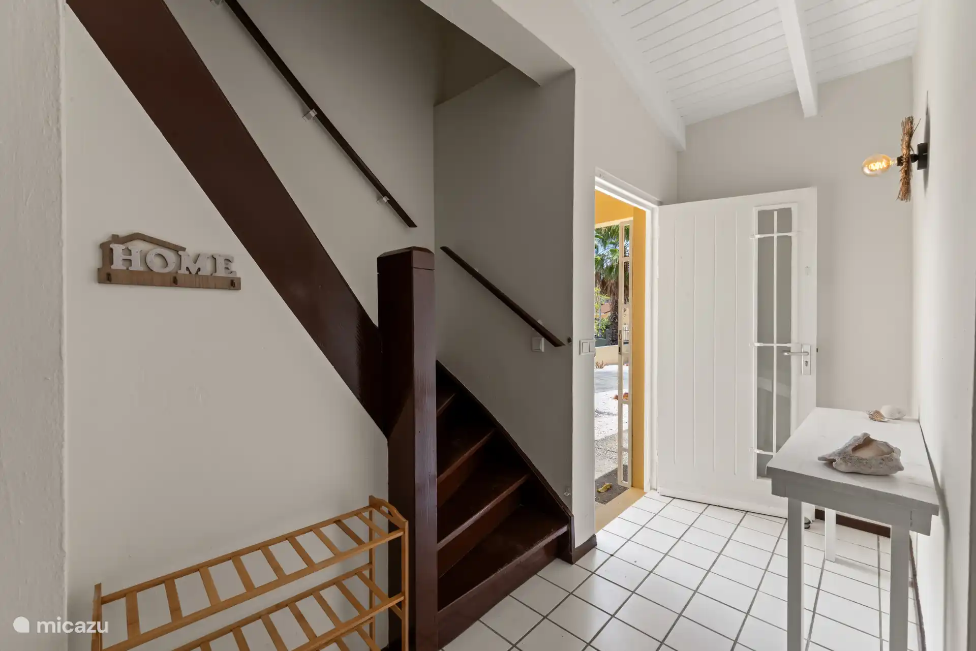 Una entrada atractiva que te da la bienvenida a la villa de Curazao